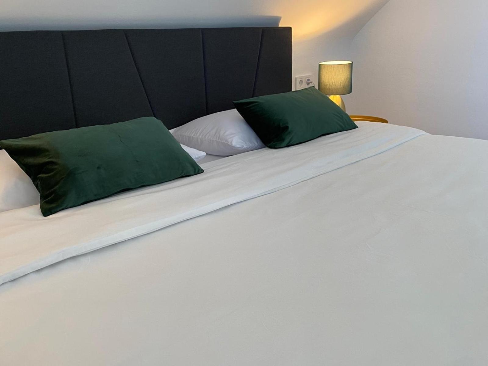 3 Bed Cottage - Sleeps 6 - Parking - Wifi