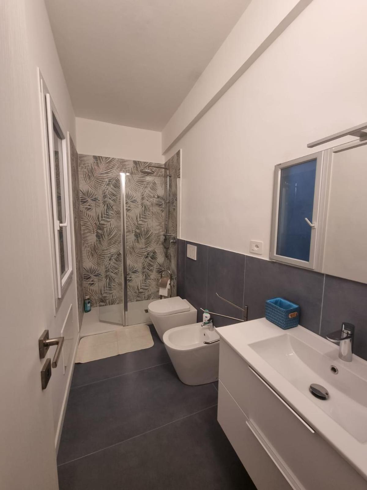 LA Casa BIANCA e blu en Rapallo — bathroom