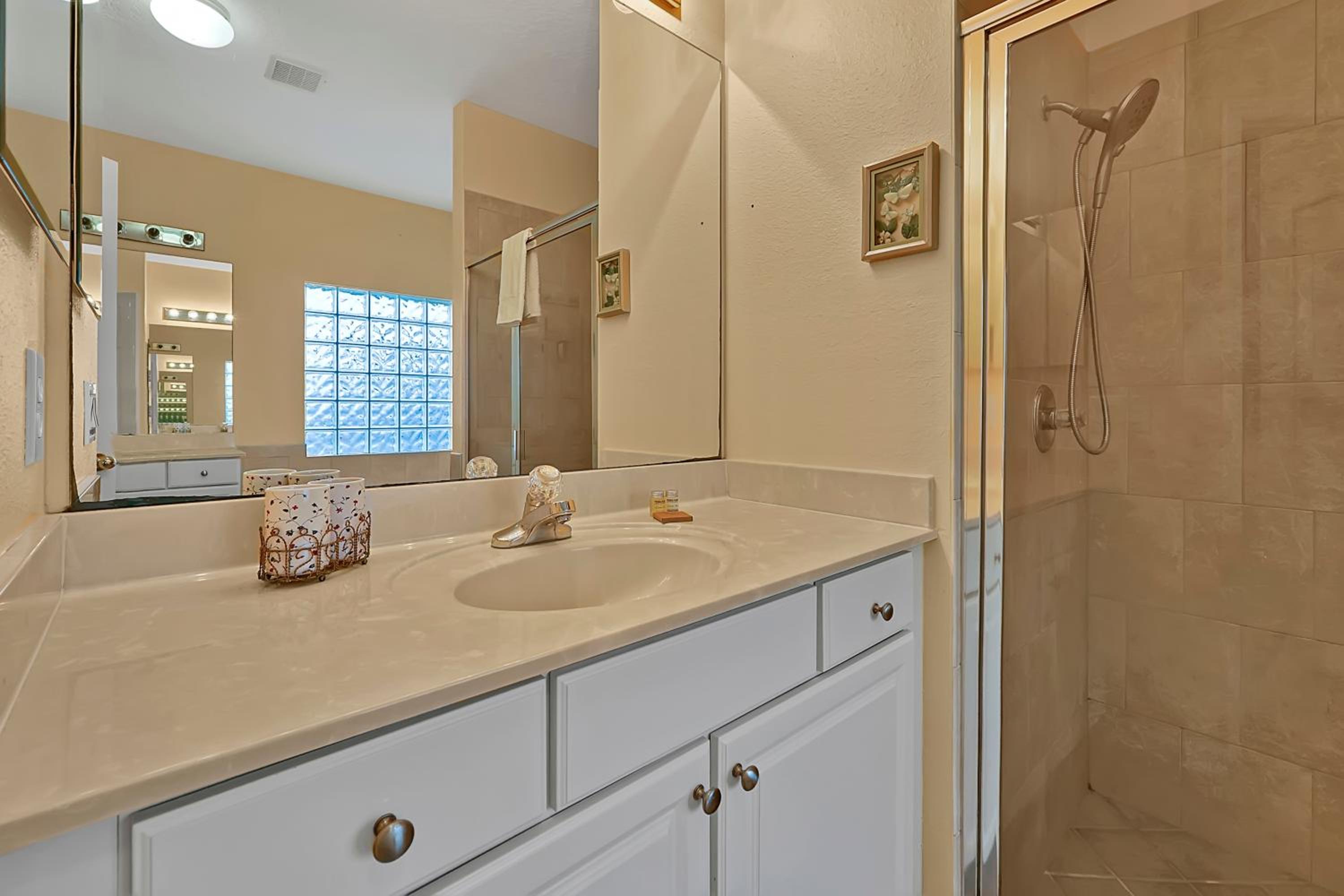 Entire home w/ Private Pool,Gated Near Disney