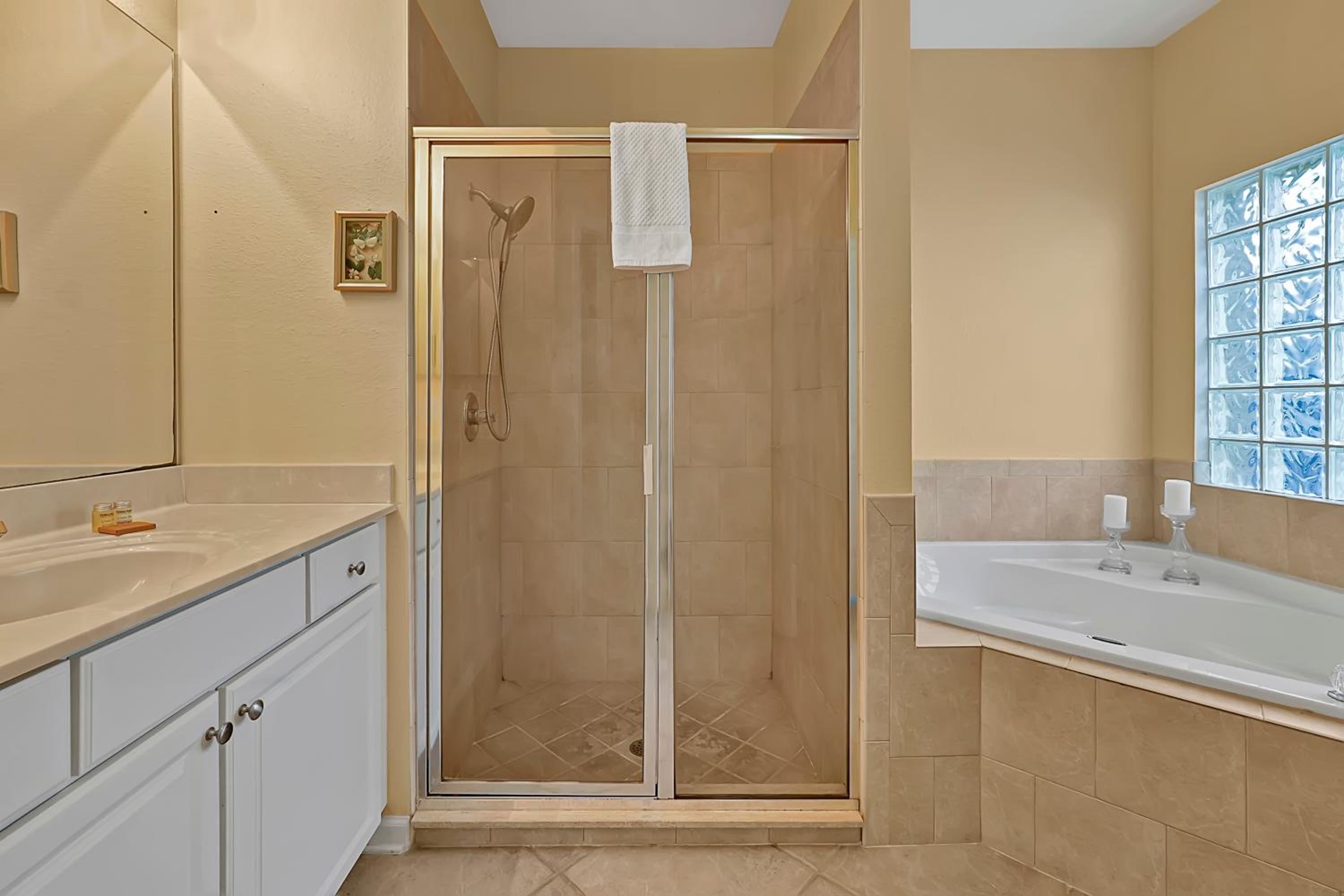 Entire home w/ Private Pool,Gated Near Disney