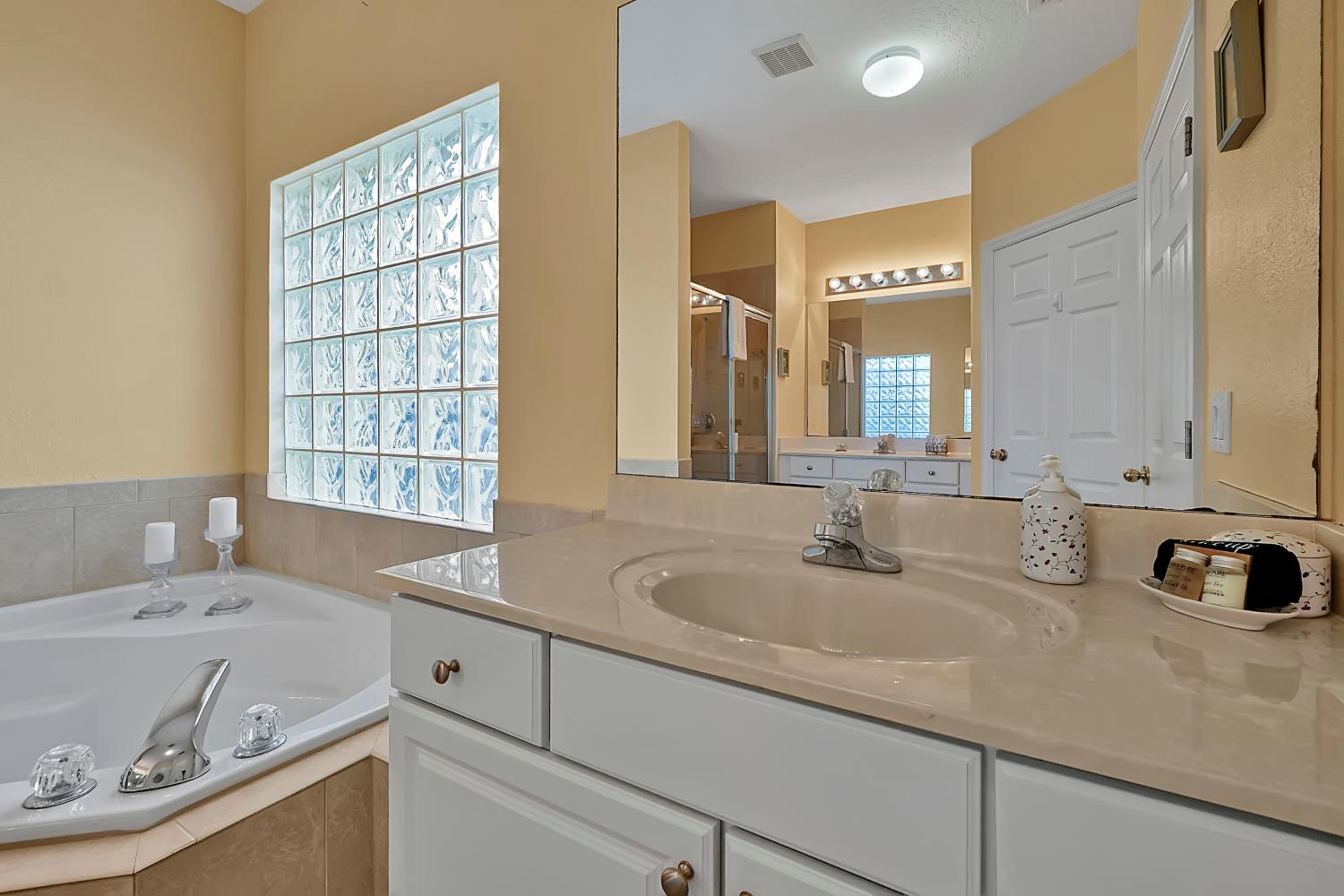 Entire home w/ Private Pool,Gated Near Disney