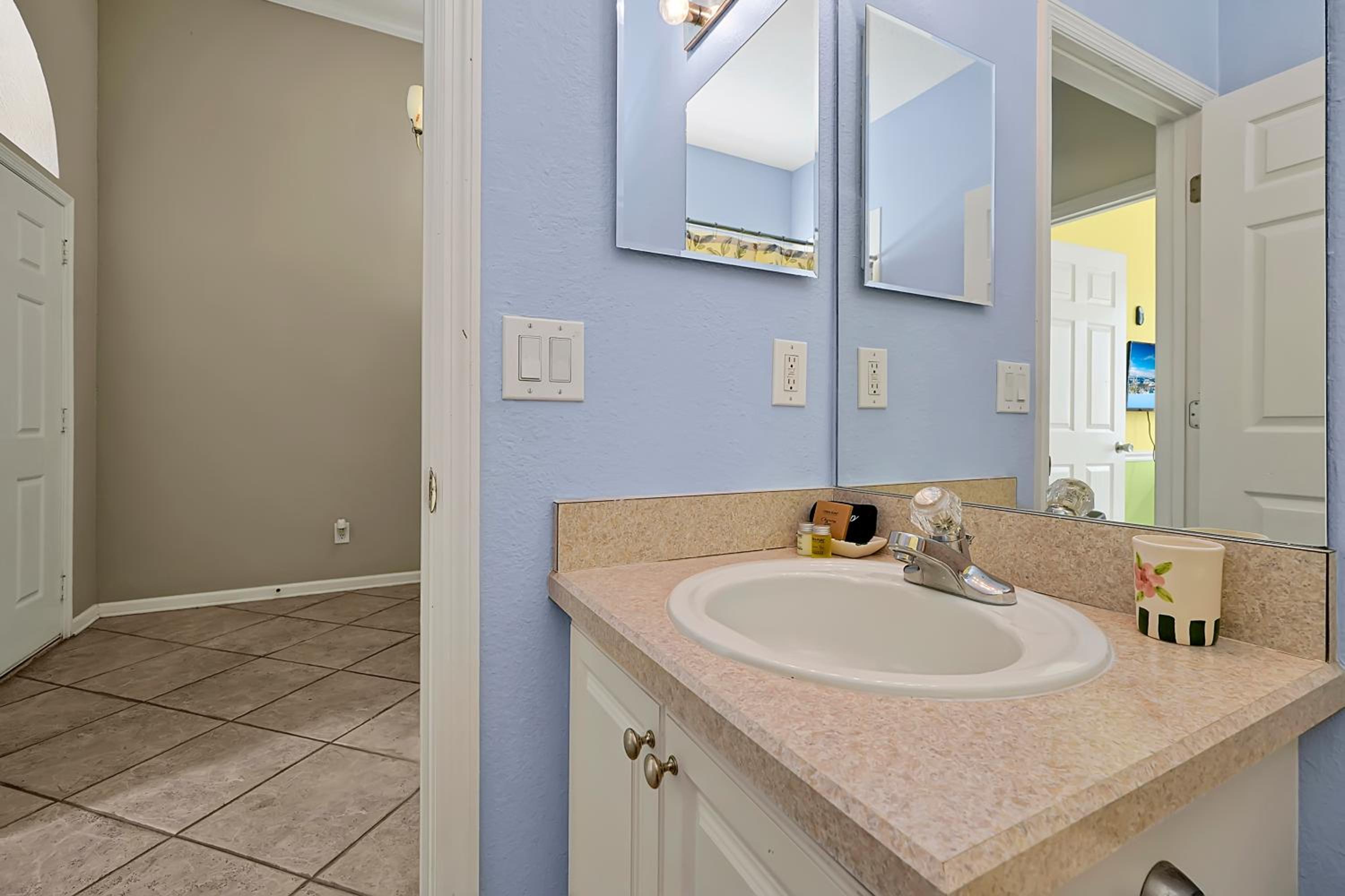 Entire home w/ Private Pool,Gated Near Disney
