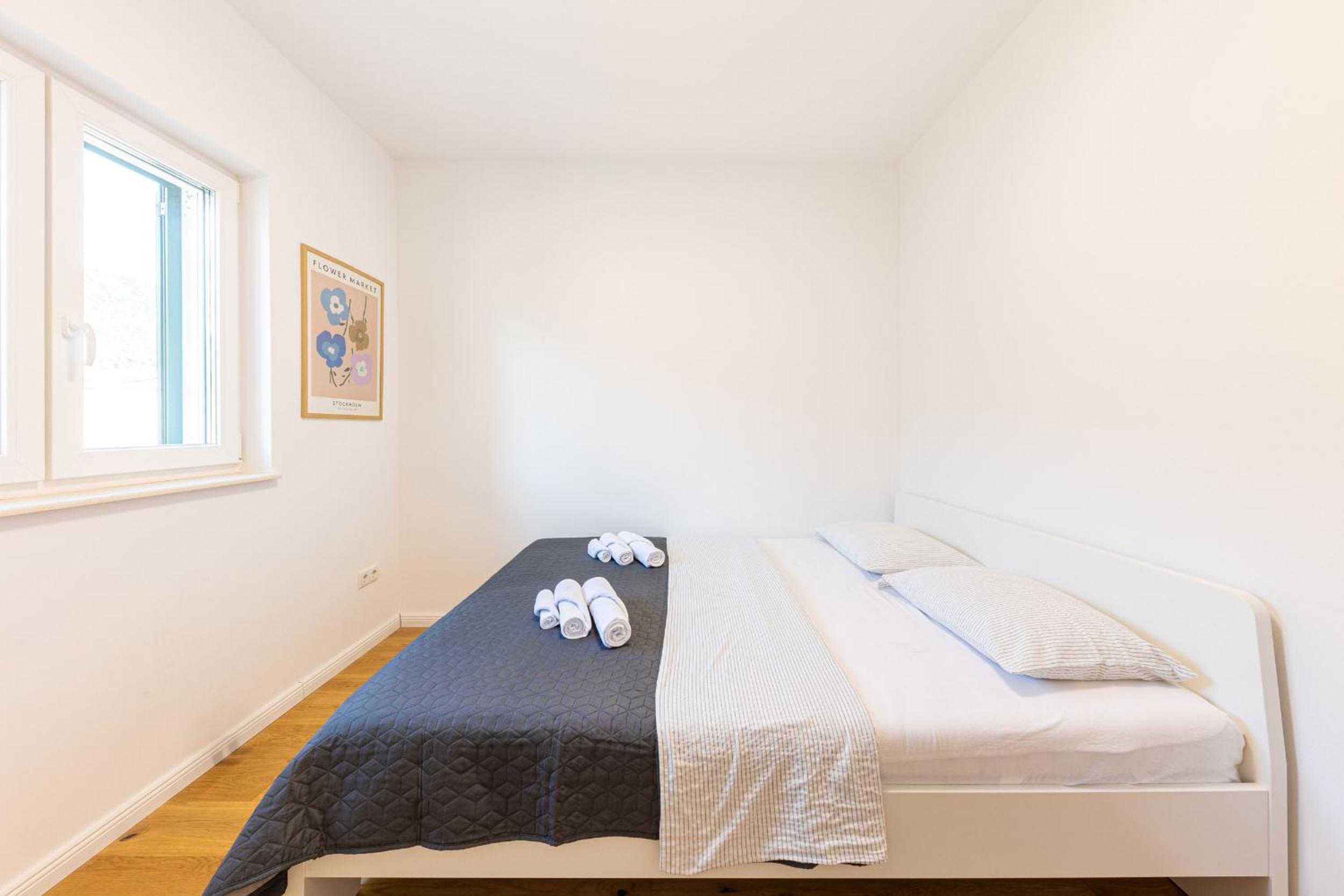 Seaview 3 Bed Apartment Sleeps 6 with Sea Views