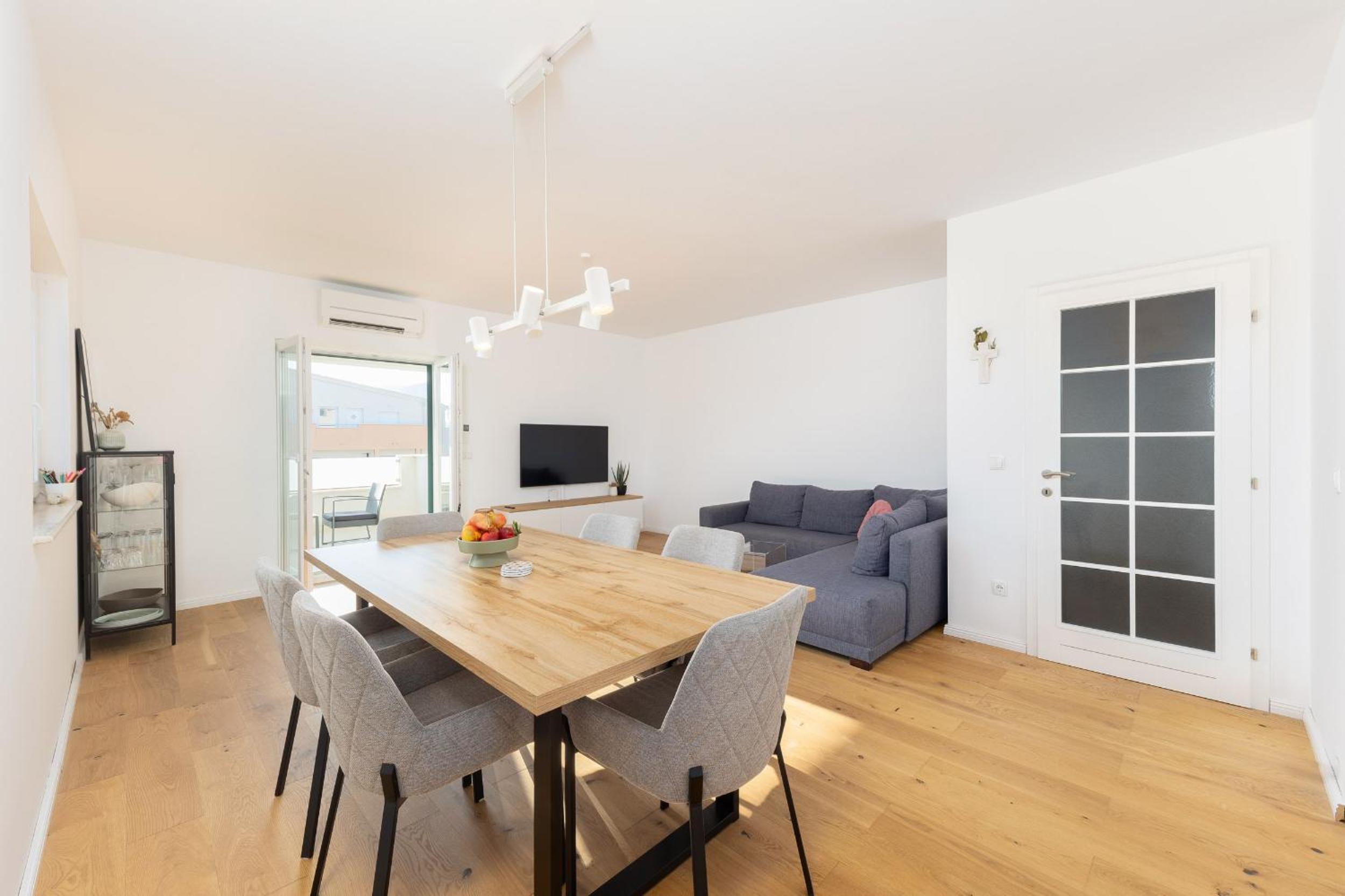 Seaview 3 Bed Apartment Sleeps 6 with Sea Views