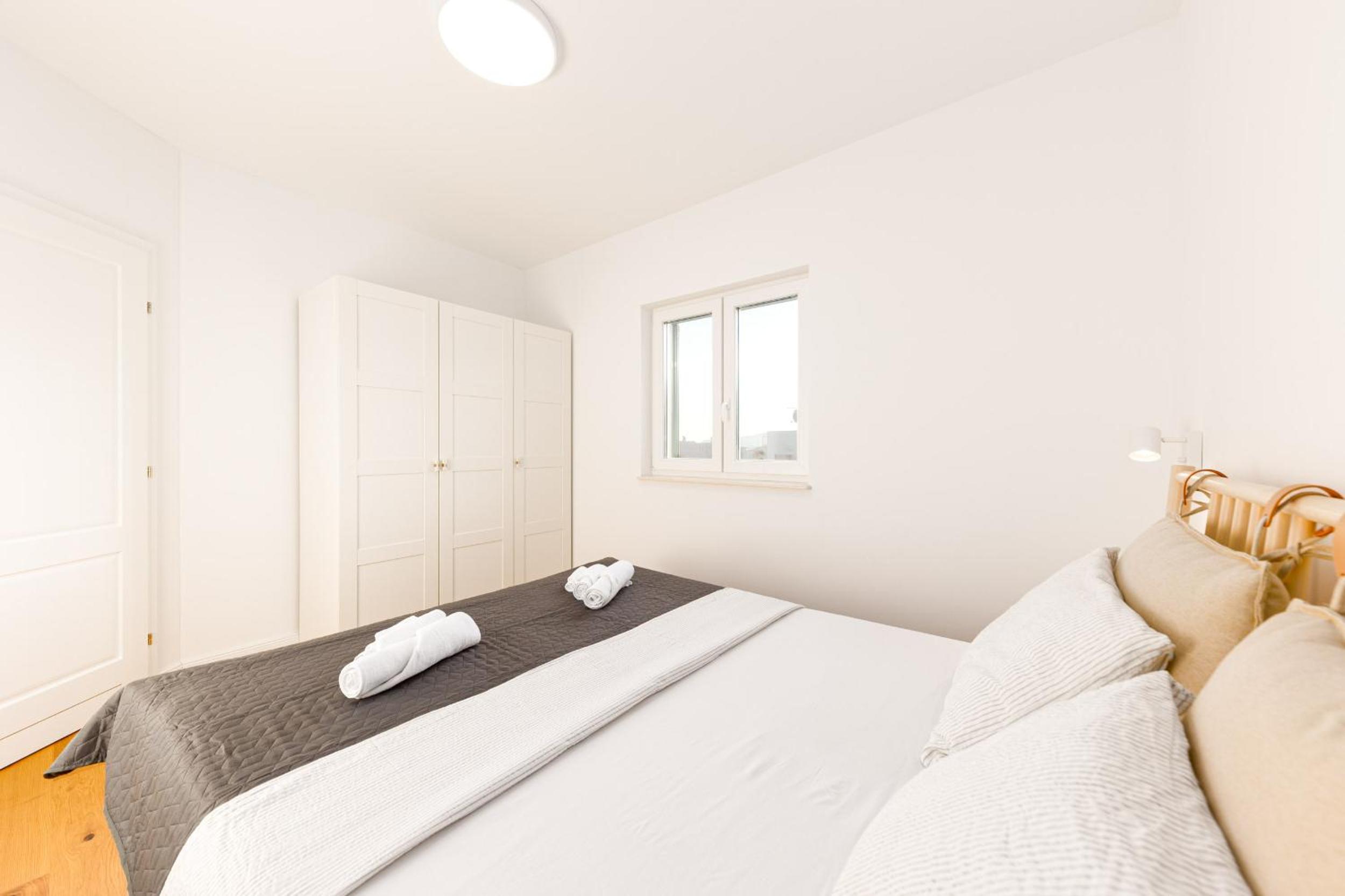 Seaview 3 Bed Apartment Sleeps 6 with Sea Views