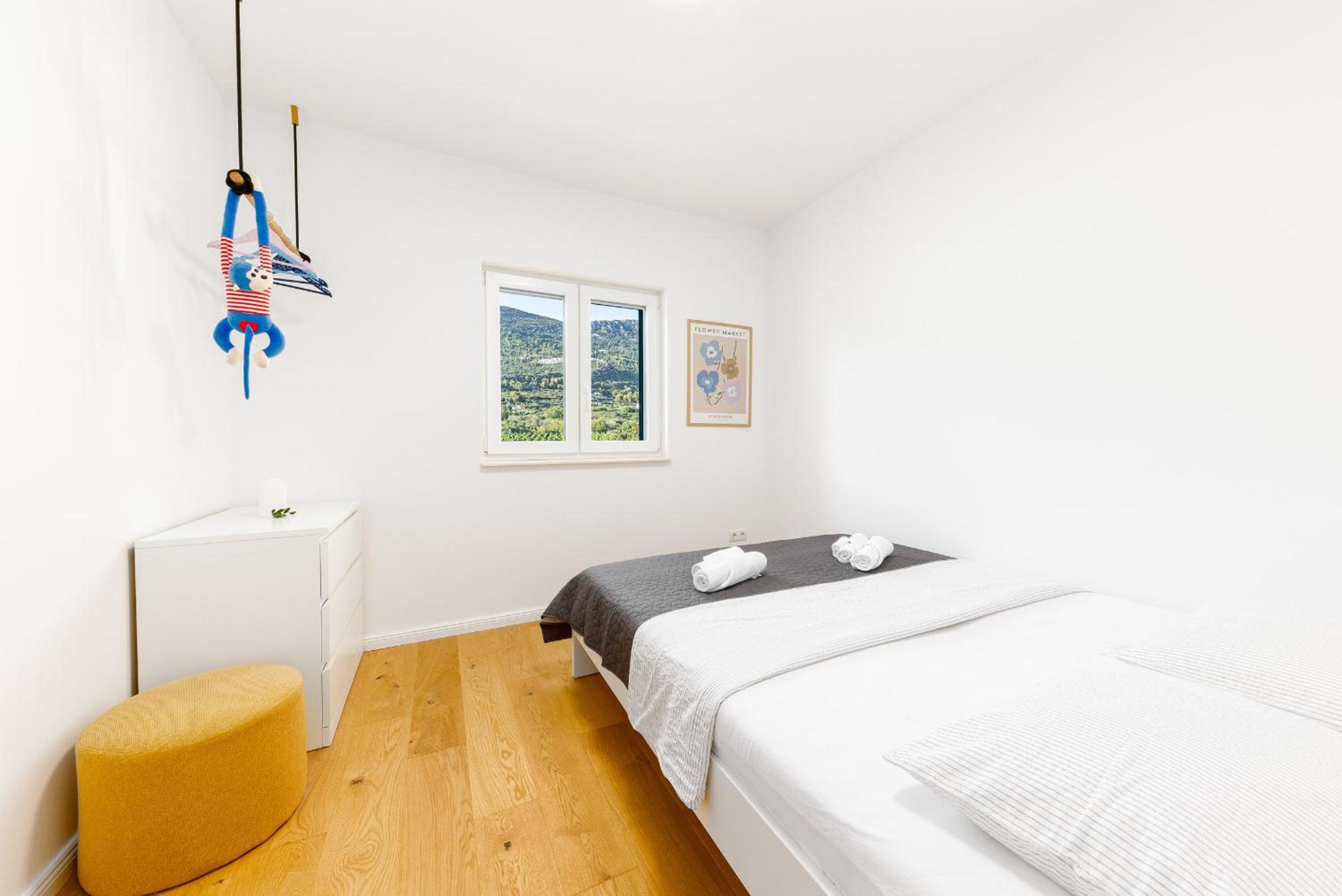 Seaview 3 Bed Apartment Sleeps 6 with Sea Views