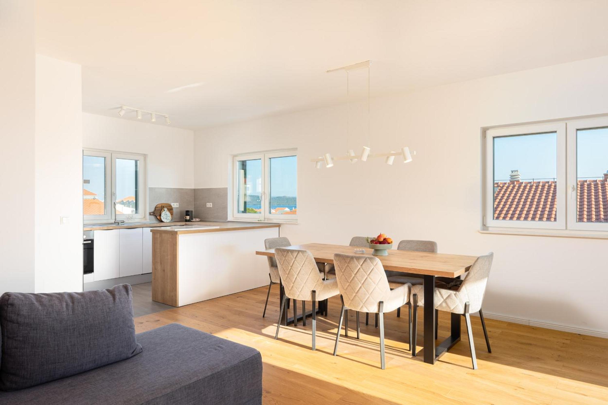 Seaview 3 Bed Apartment Sleeps 6 with Sea Views