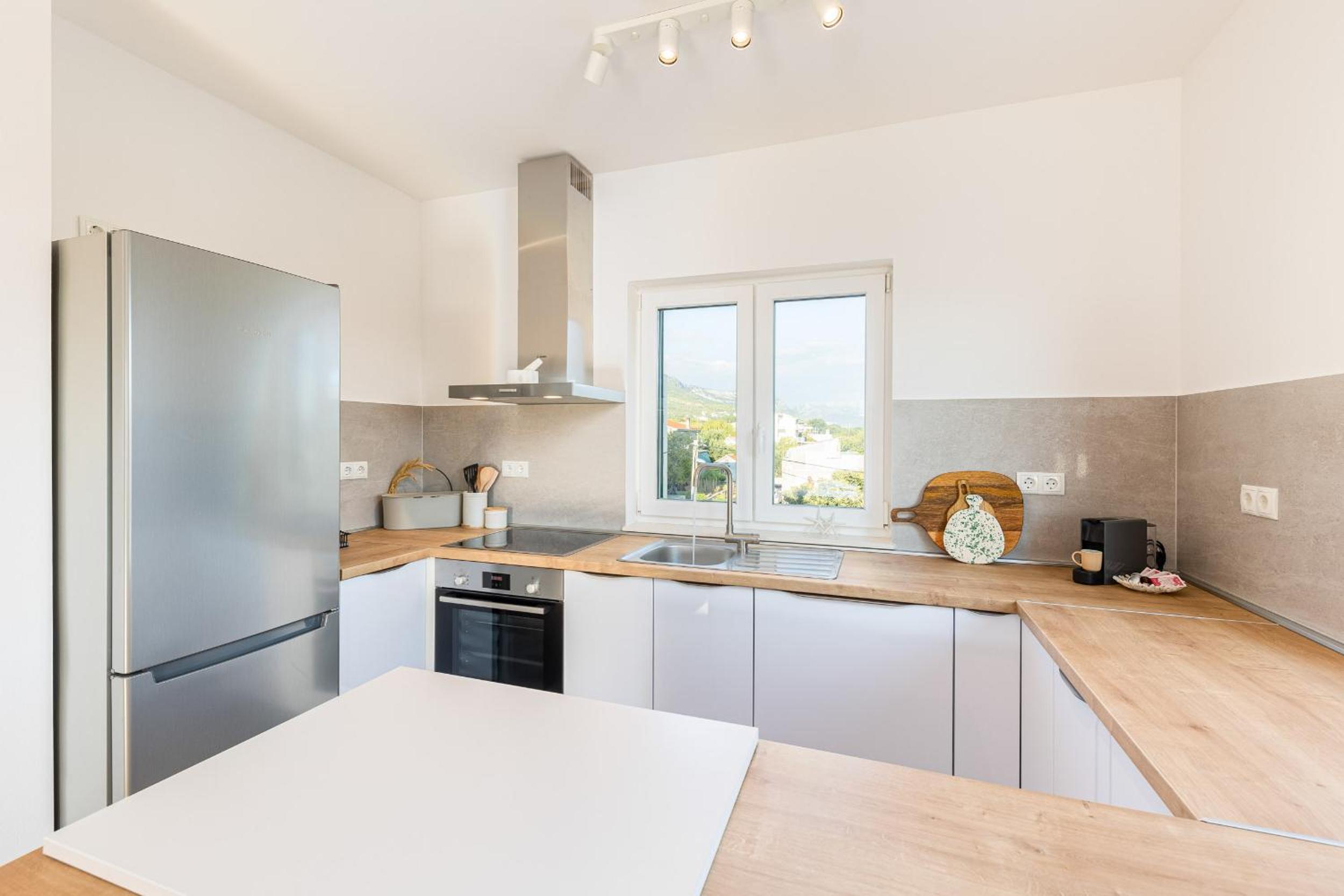 Seaview 3 Bed Apartment Sleeps 6 with Sea Views