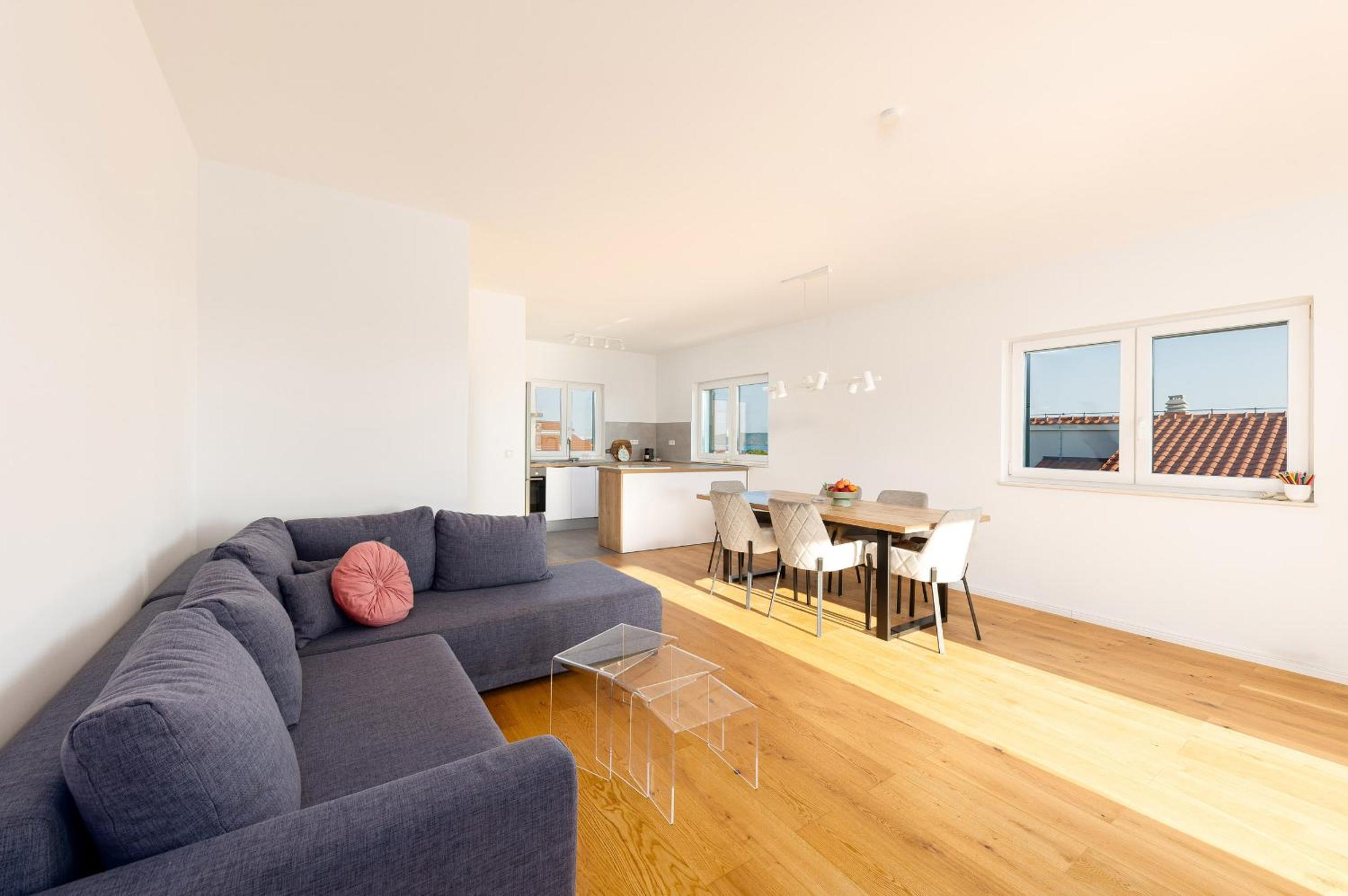 Seaview 3 Bed Apartment Sleeps 6 with Sea Views