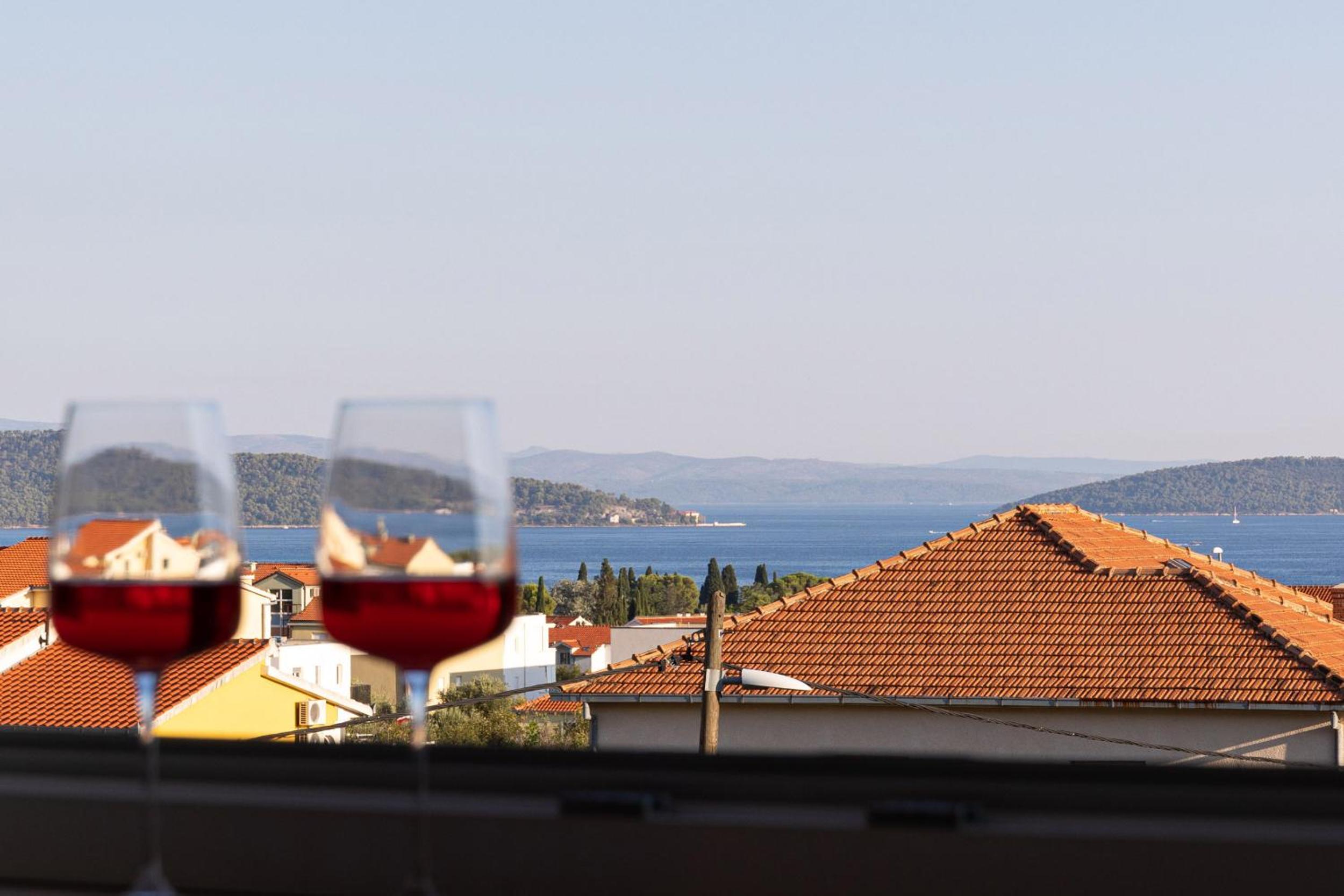 Seaview 3 Bed Apartment Sleeps 6 with Sea Views