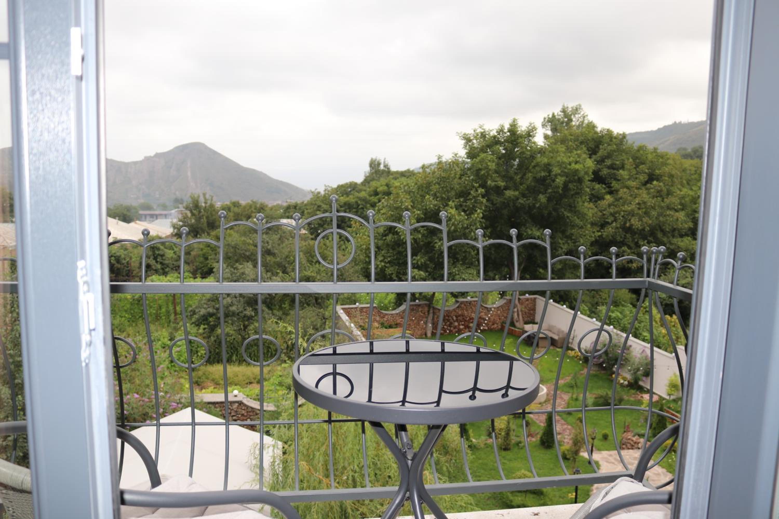 REDROOF Goris Boutique Hotel