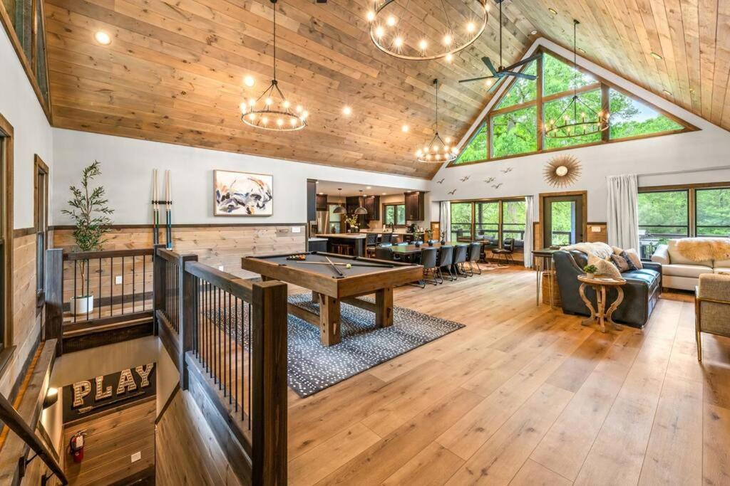 WOW! New Lodge Golf Simulator Sleeps20 Great Loc view 4
