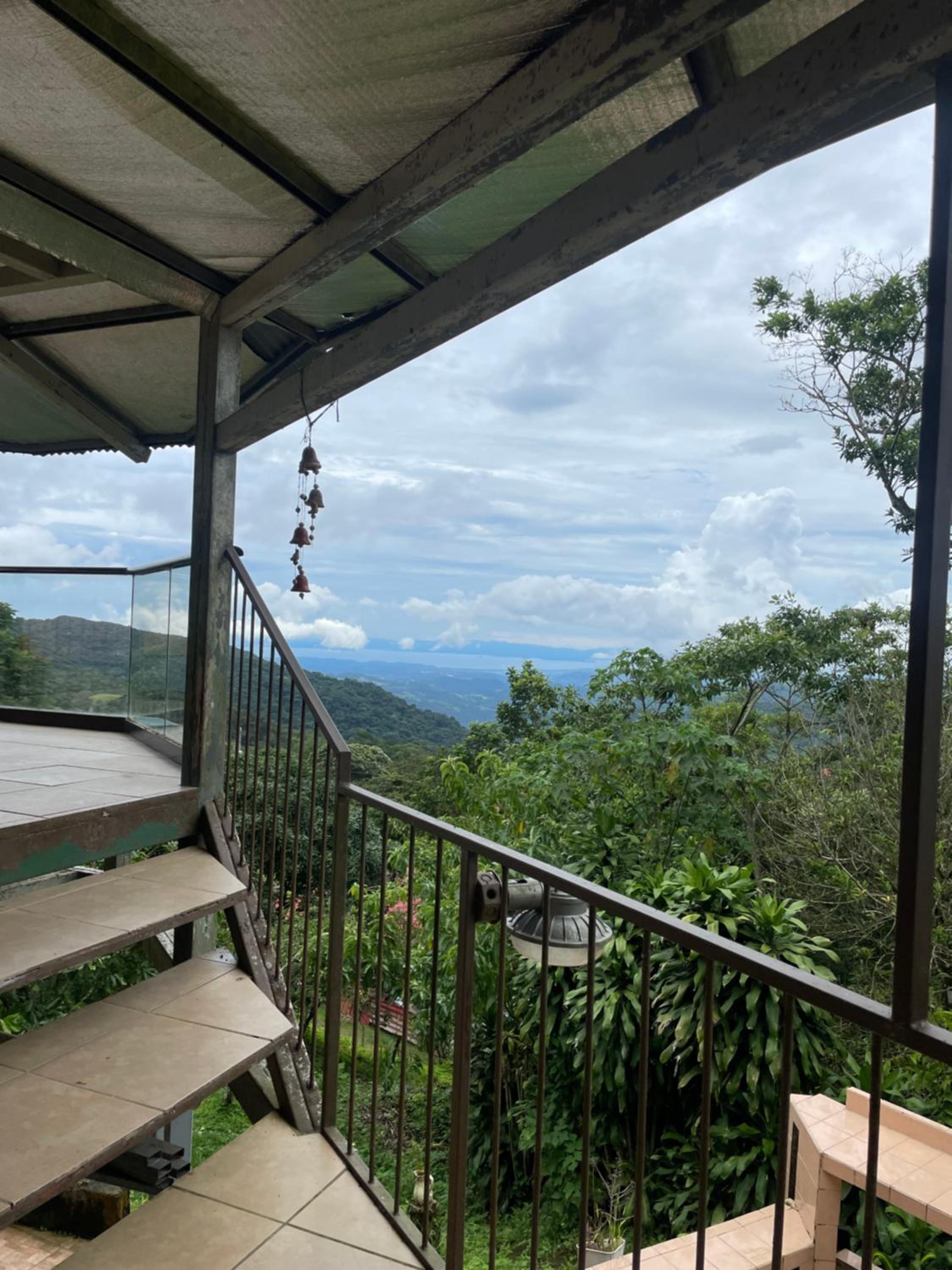 Casa de montaña con vista al océano pacífico