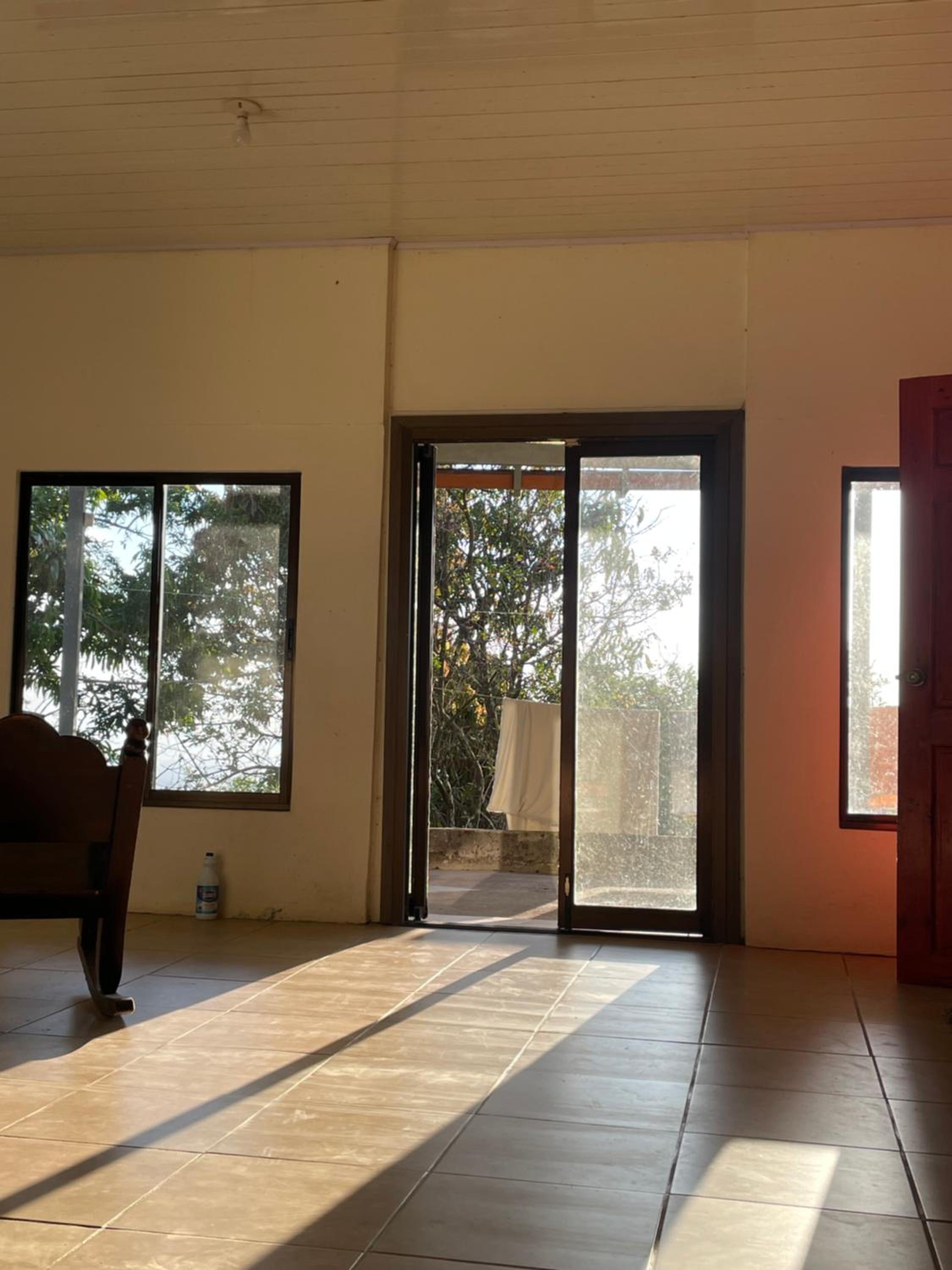 Casa de montaña con vista al océano pacífico