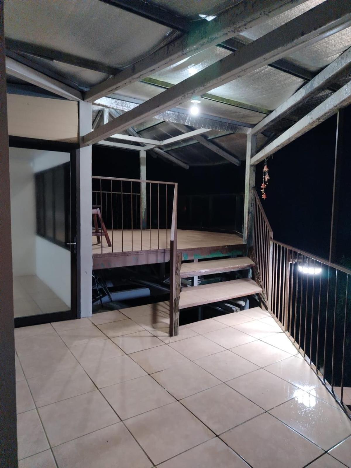 Casa de montaña con vista al océano pacífico