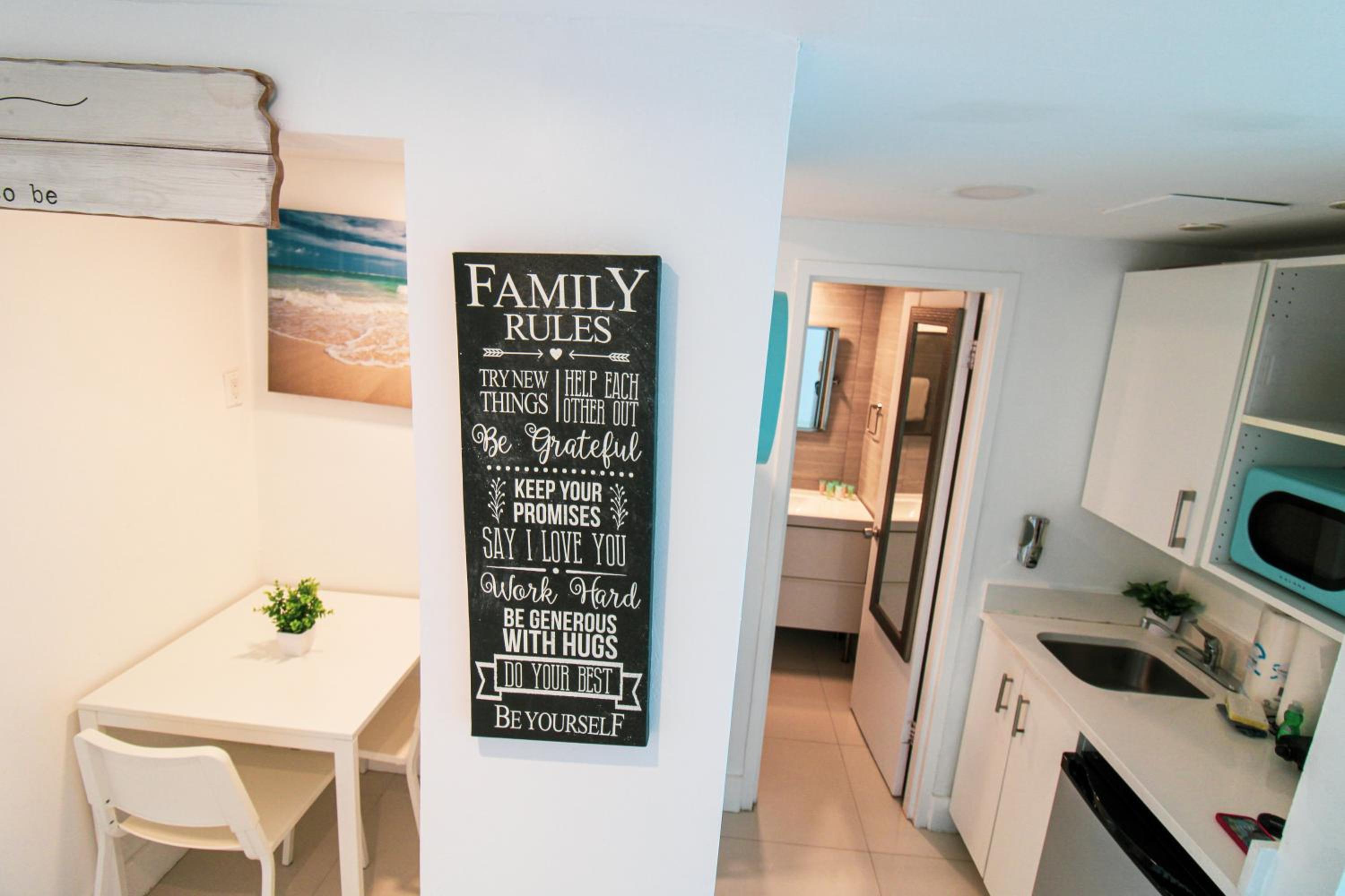 Oceanfront Studio with Pool, Beach Access and FREE Parking