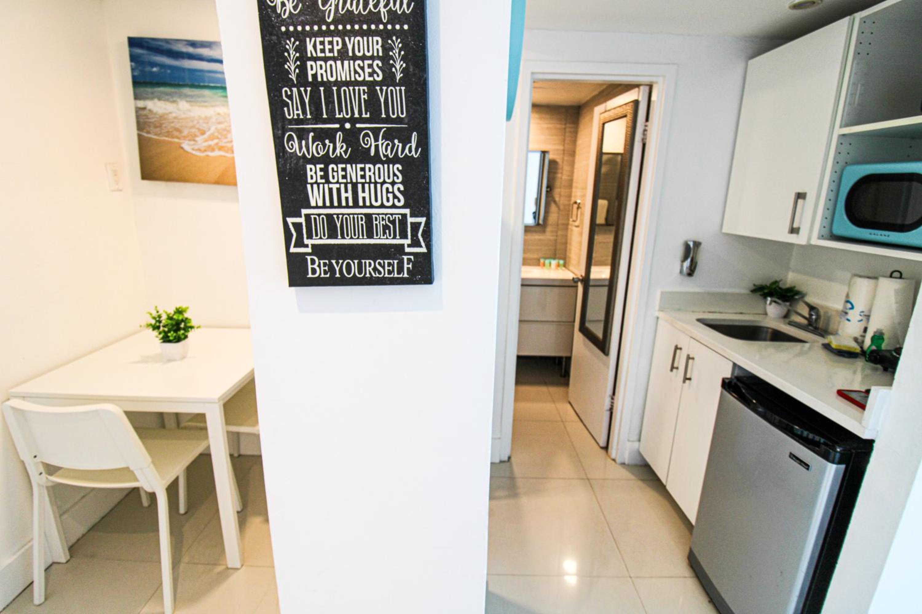 Oceanfront Studio with Pool, Beach Access and FREE Parking