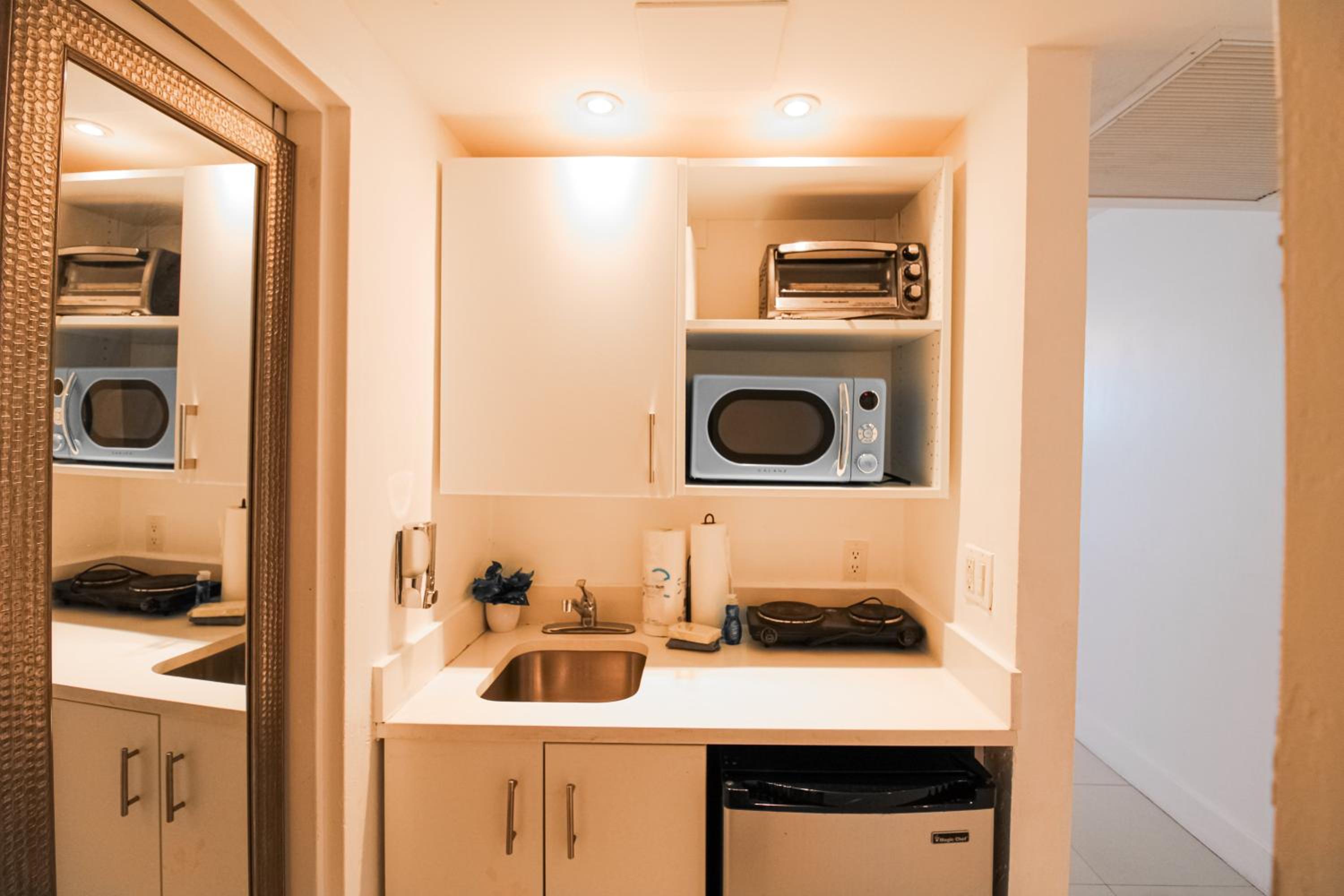 Oceanfront Studio with Pool, Beach Access and FREE Parking