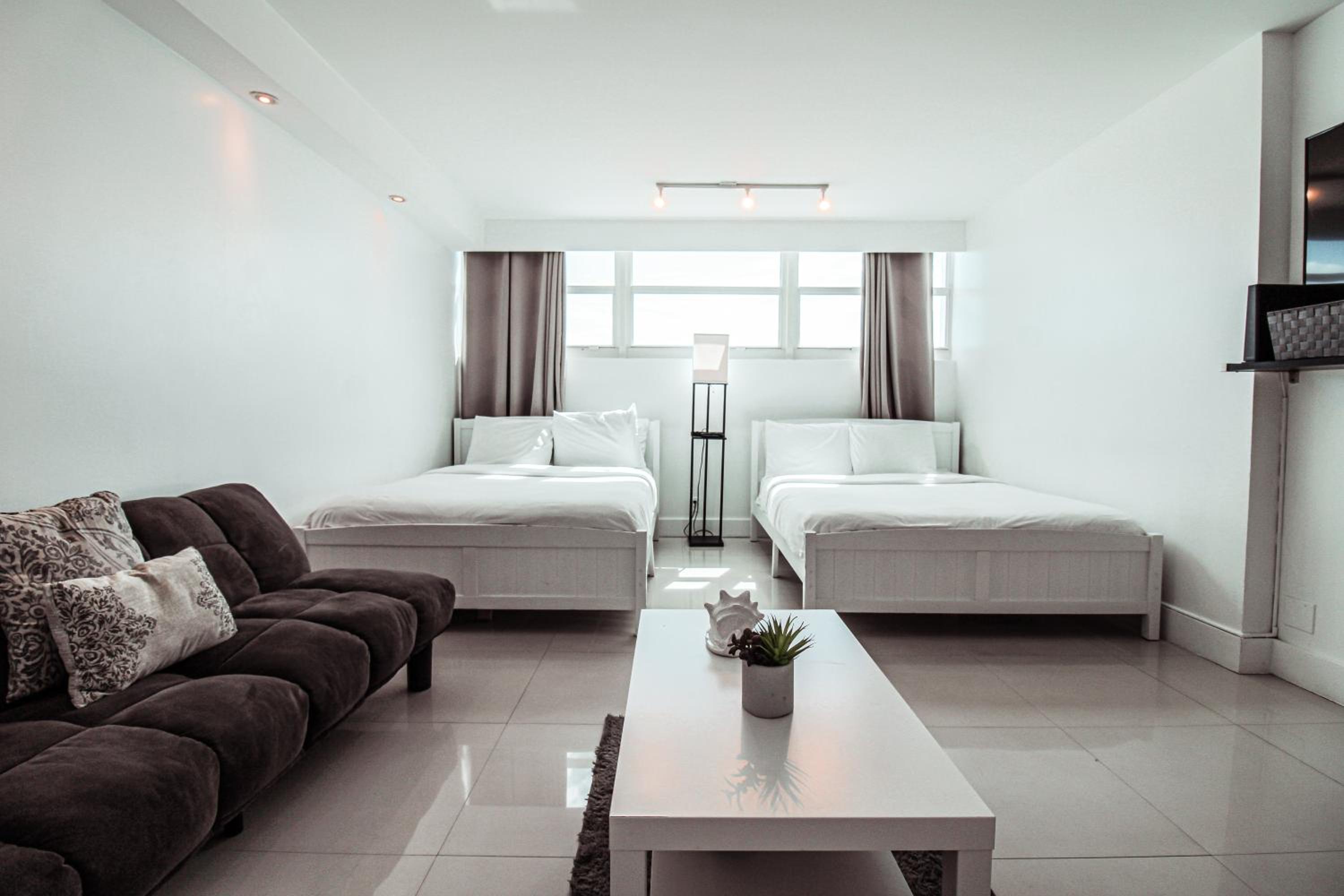 Oceanfront Studio with Pool, Beach Access and FREE Parking
