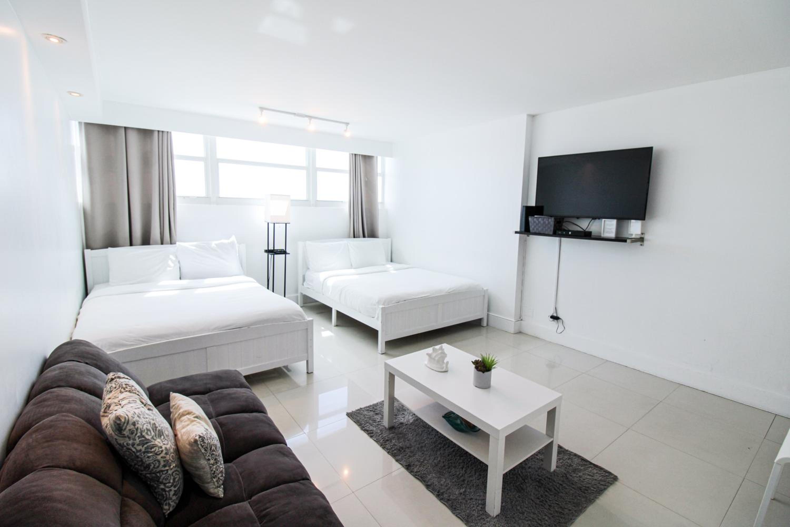 Oceanfront Studio with Pool, Beach Access and FREE Parking