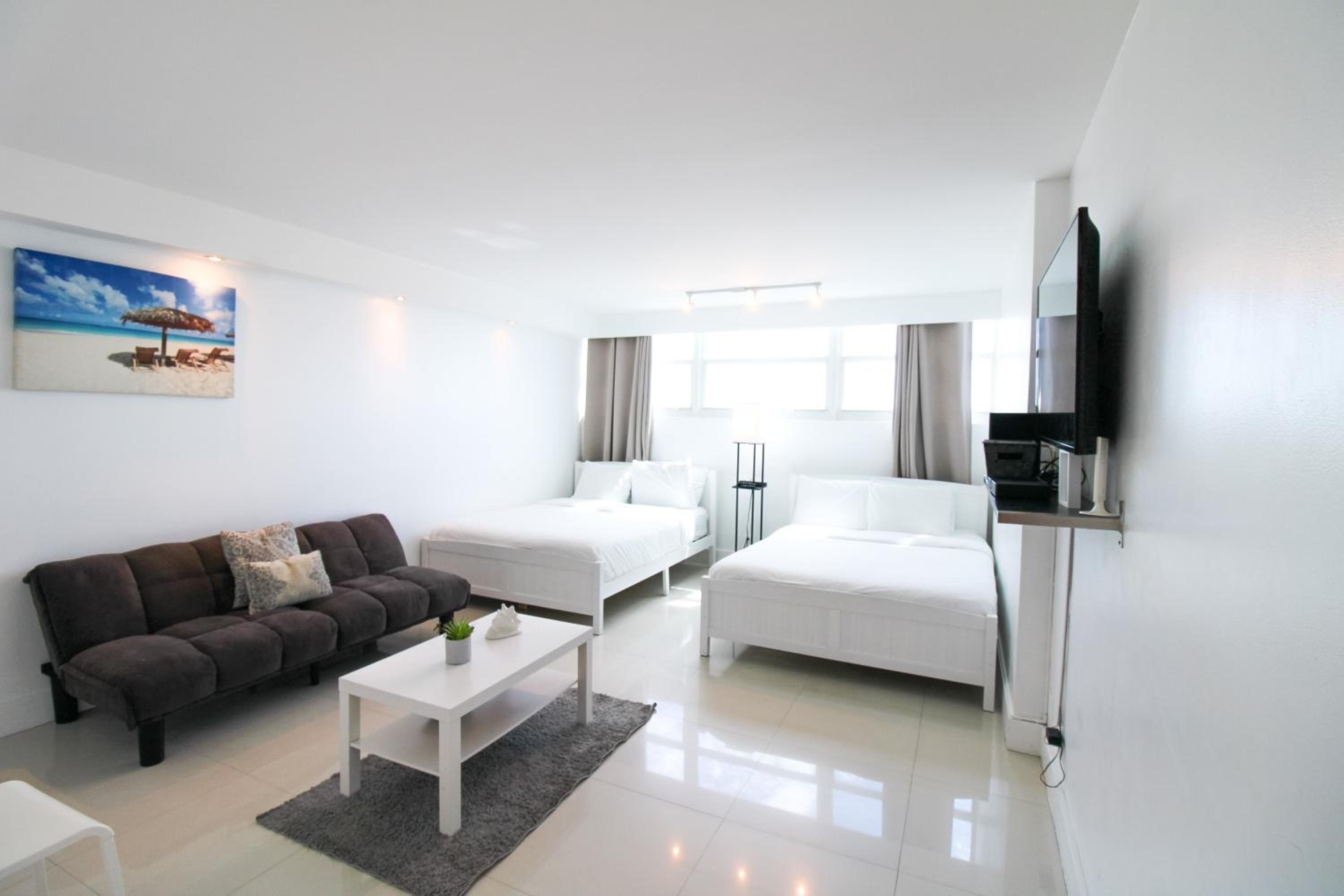 Oceanfront Studio with Pool, Beach Access and FREE Parking