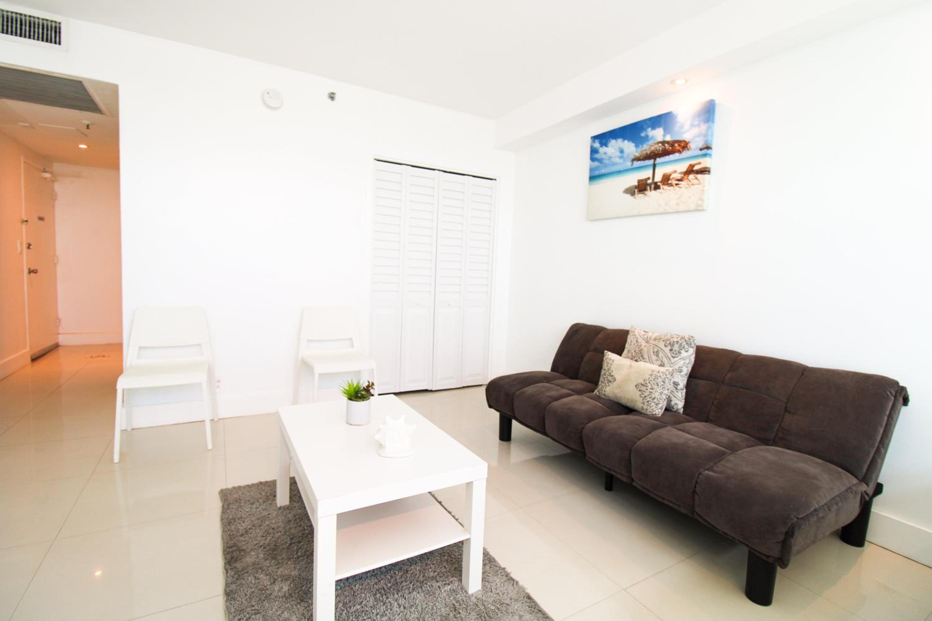 Oceanfront Studio with Pool, Beach Access and FREE Parking