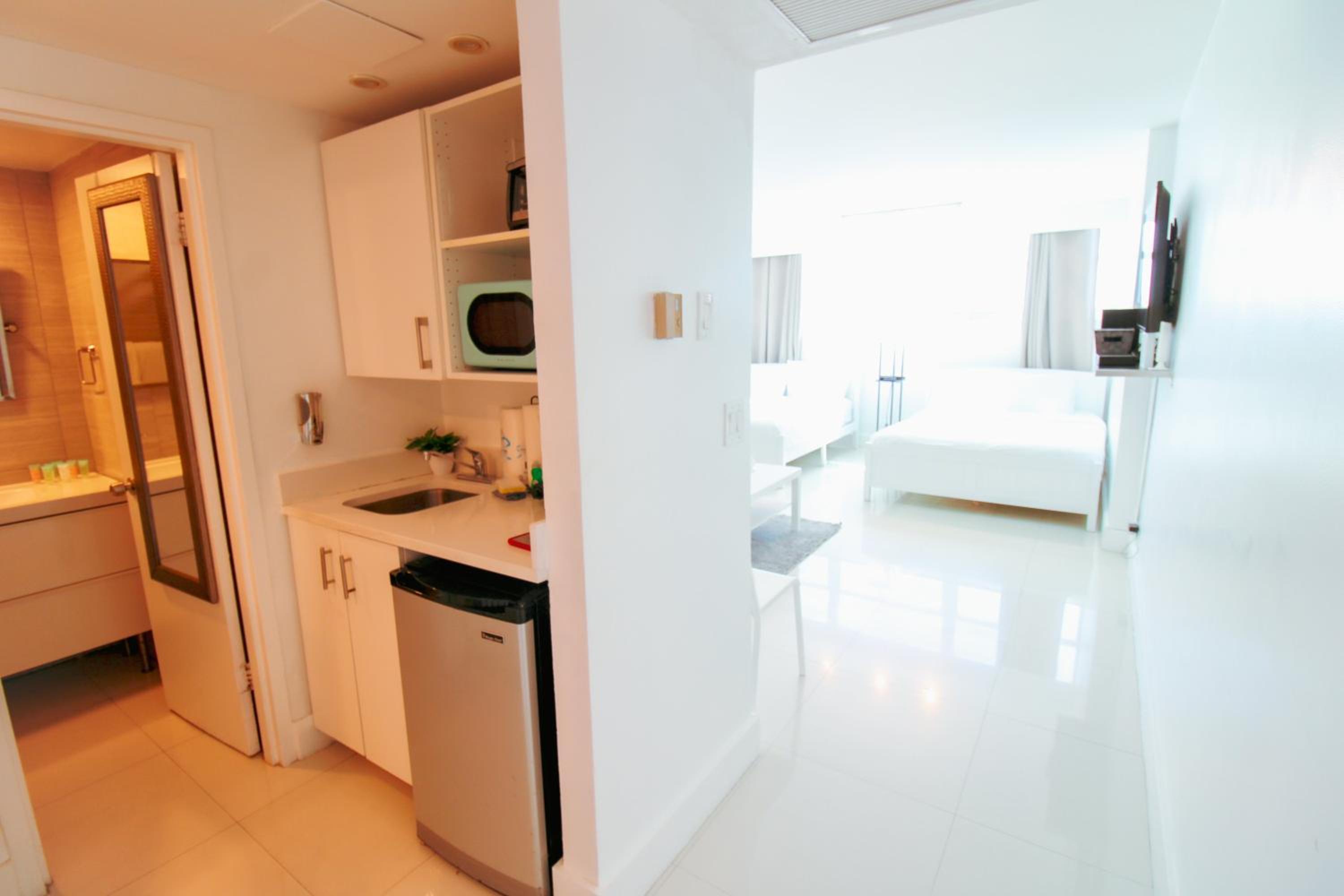 Oceanfront Studio with Pool, Beach Access and FREE Parking