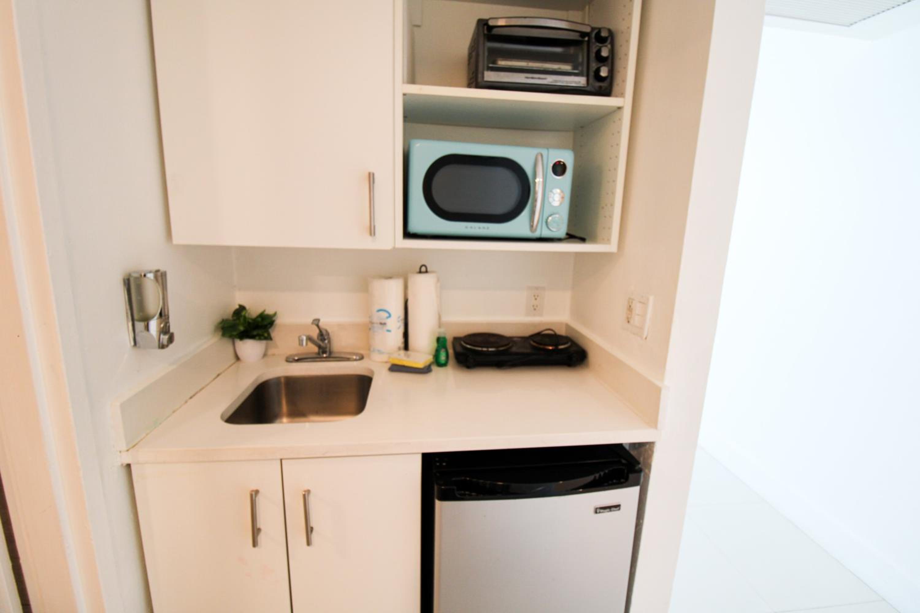 Oceanfront Studio with Pool, Beach Access and FREE Parking