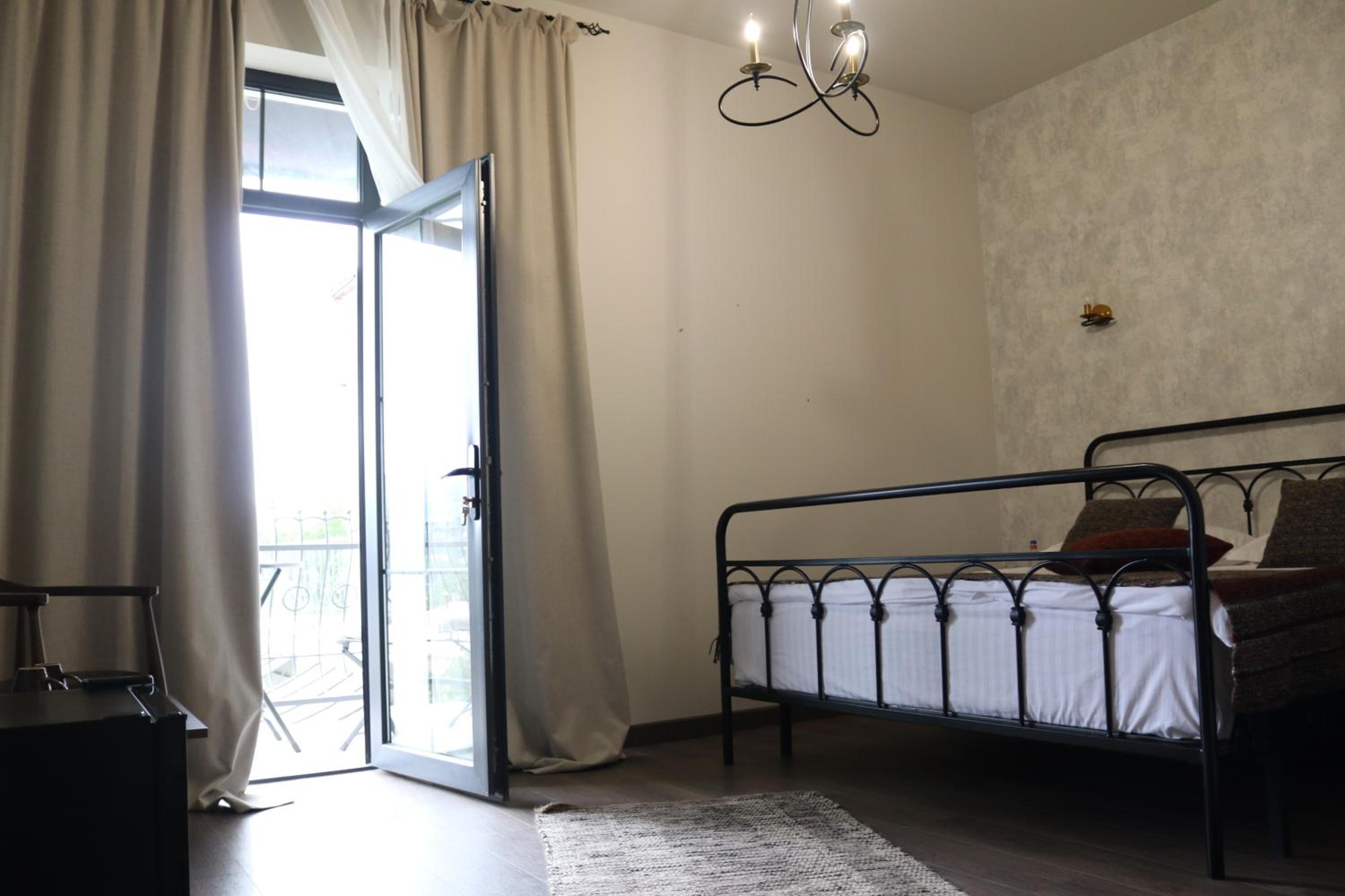REDROOF Goris Boutique Hotel