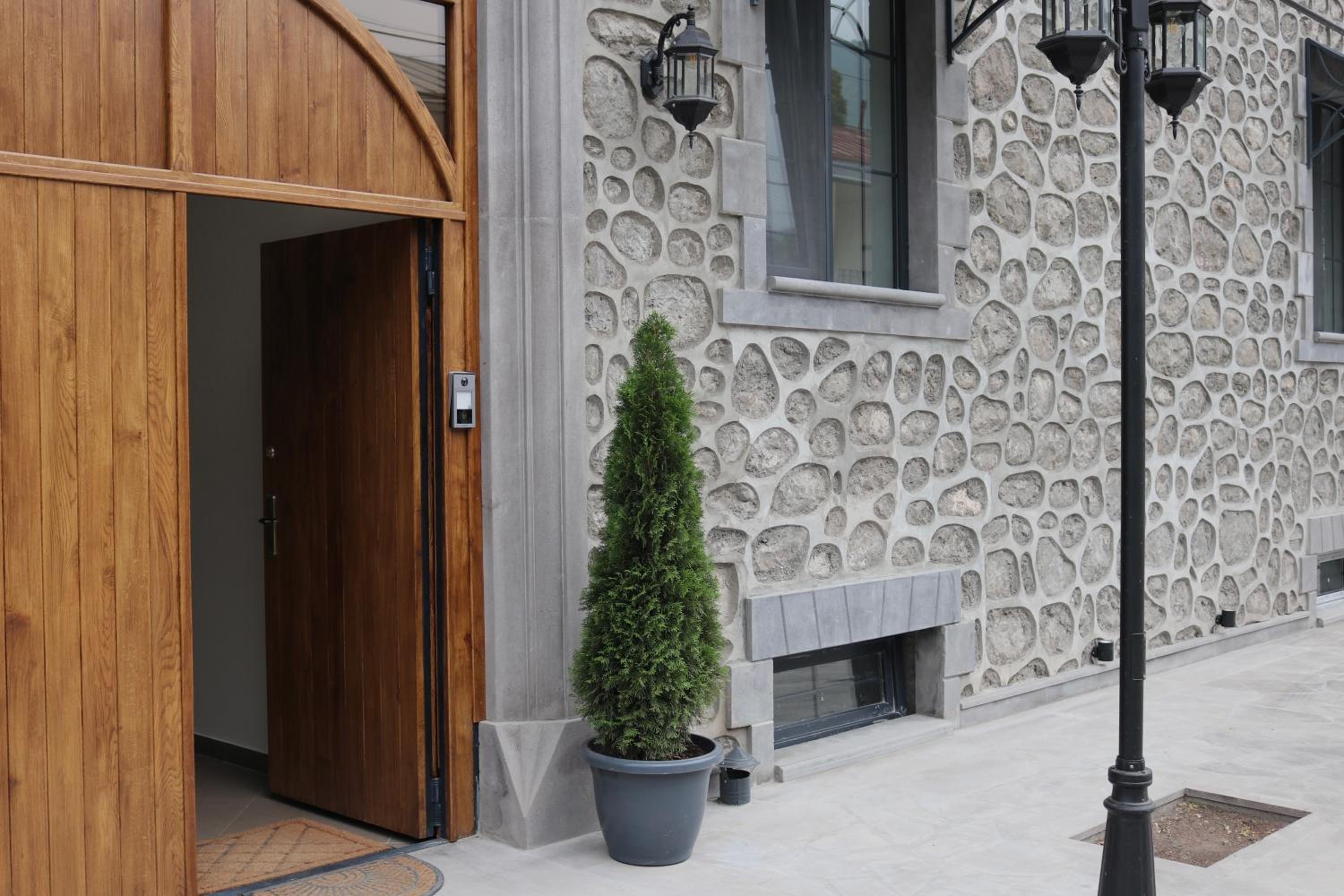 REDROOF Goris Boutique Hotel
