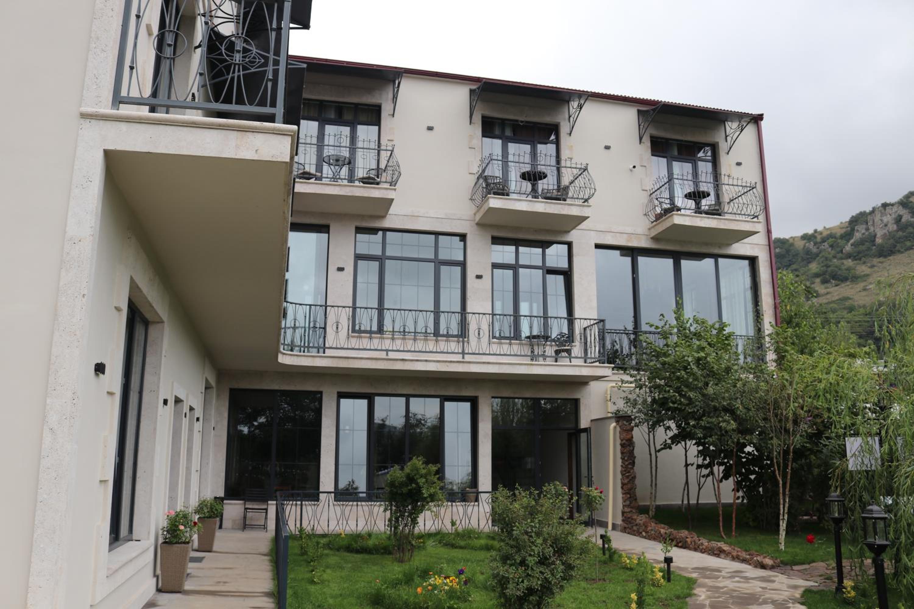 REDROOF Goris Boutique Hotel