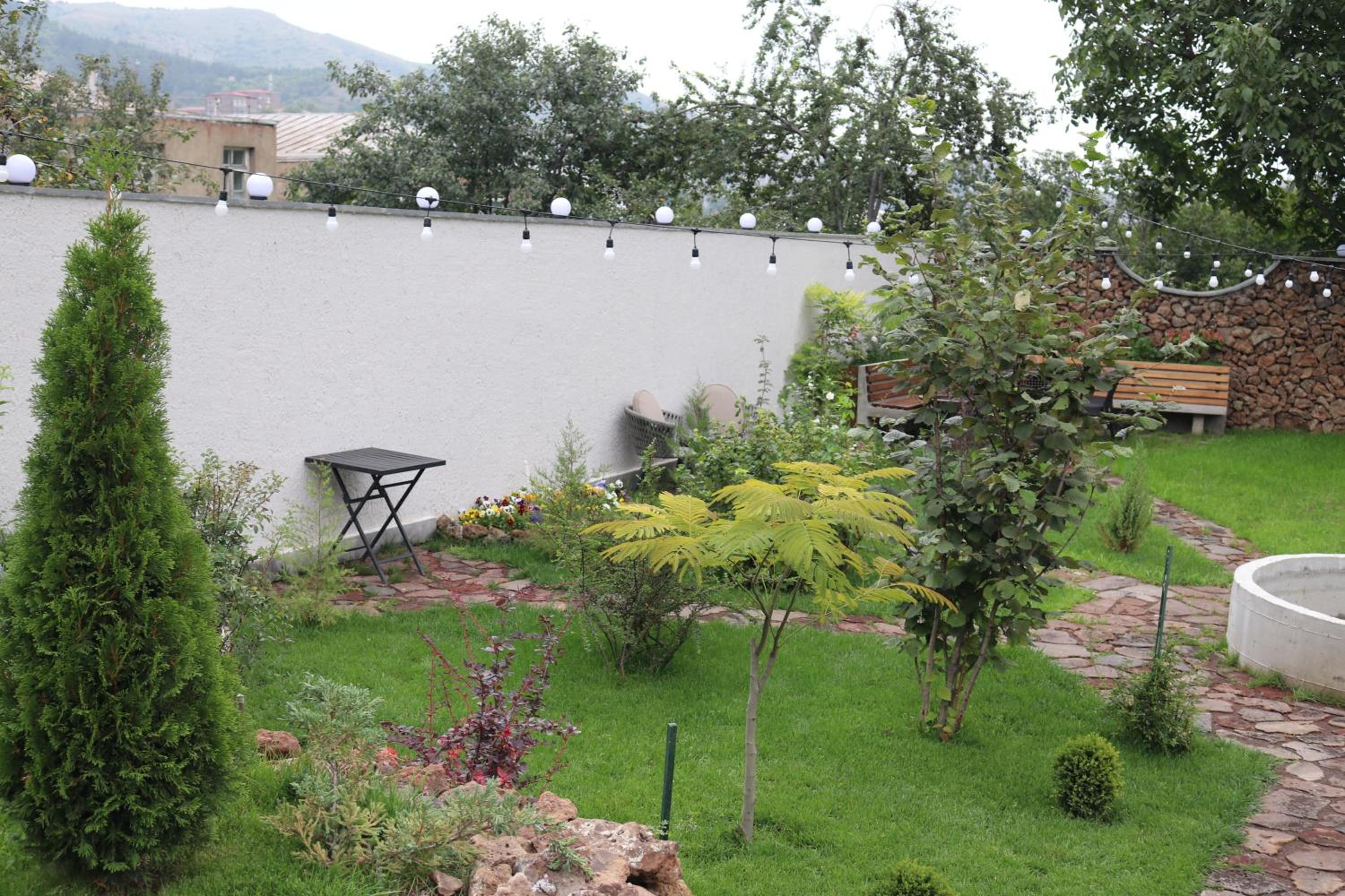 REDROOF Goris Boutique Hotel