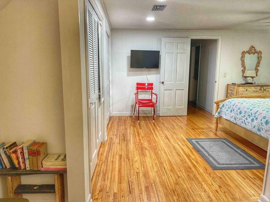 Great Home 3 beds 2 Bath 3 min local Beach, Bikes view 3