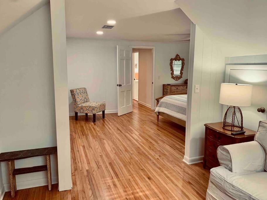 Great Home 3 beds 2 Bath 3 min local Beach, Bikes view 4