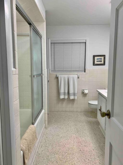 Great Home 3 beds 2 Bath 3 min local Beach, Bikes view 2