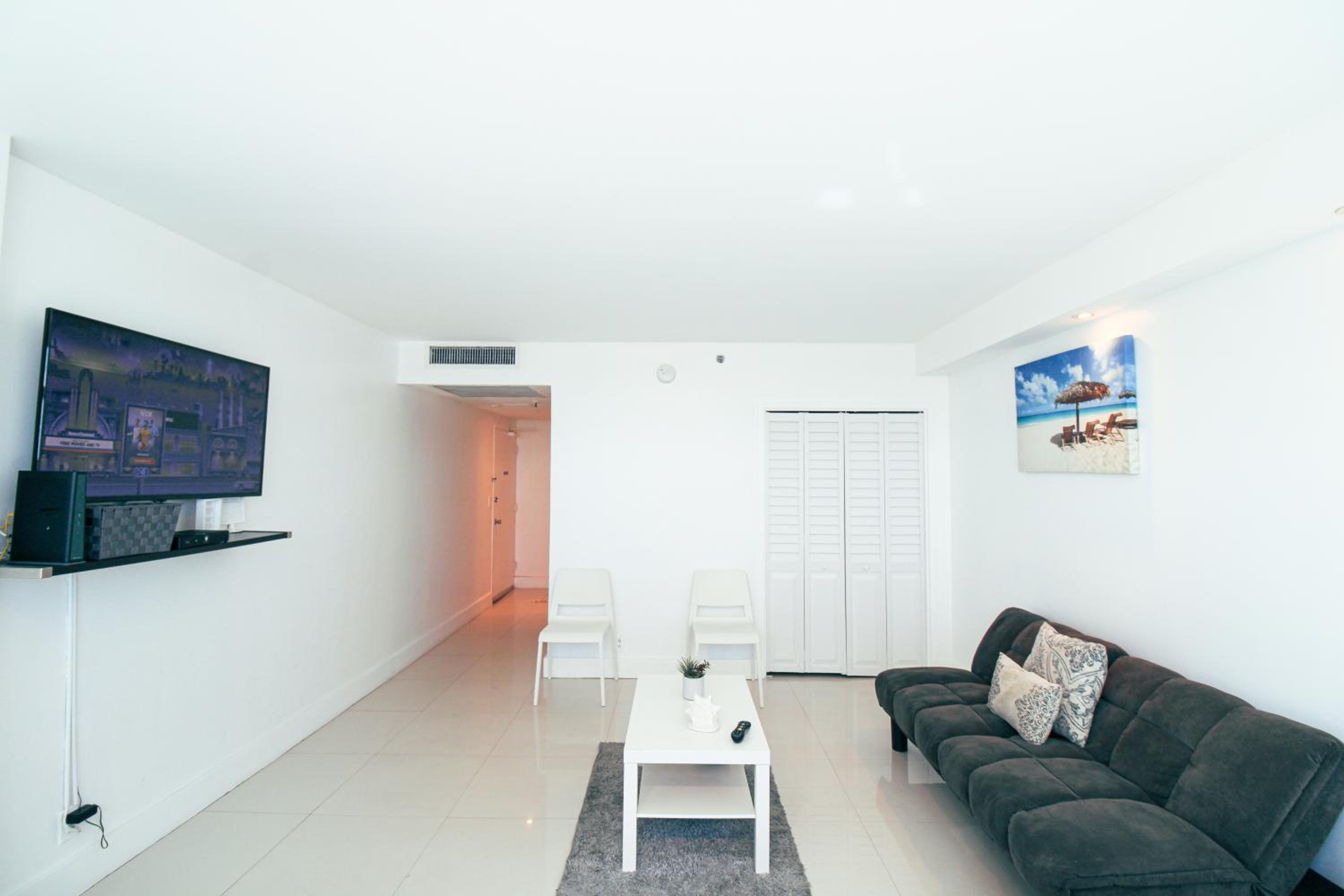 Oceanfront Studio with Pool, Beach Access and FREE Parking