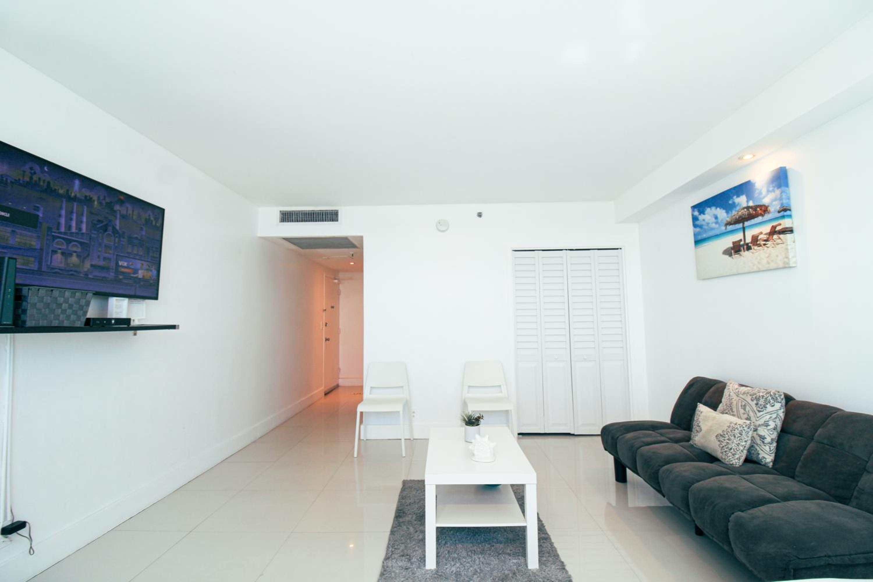Oceanfront Studio with Pool, Beach Access and FREE Parking