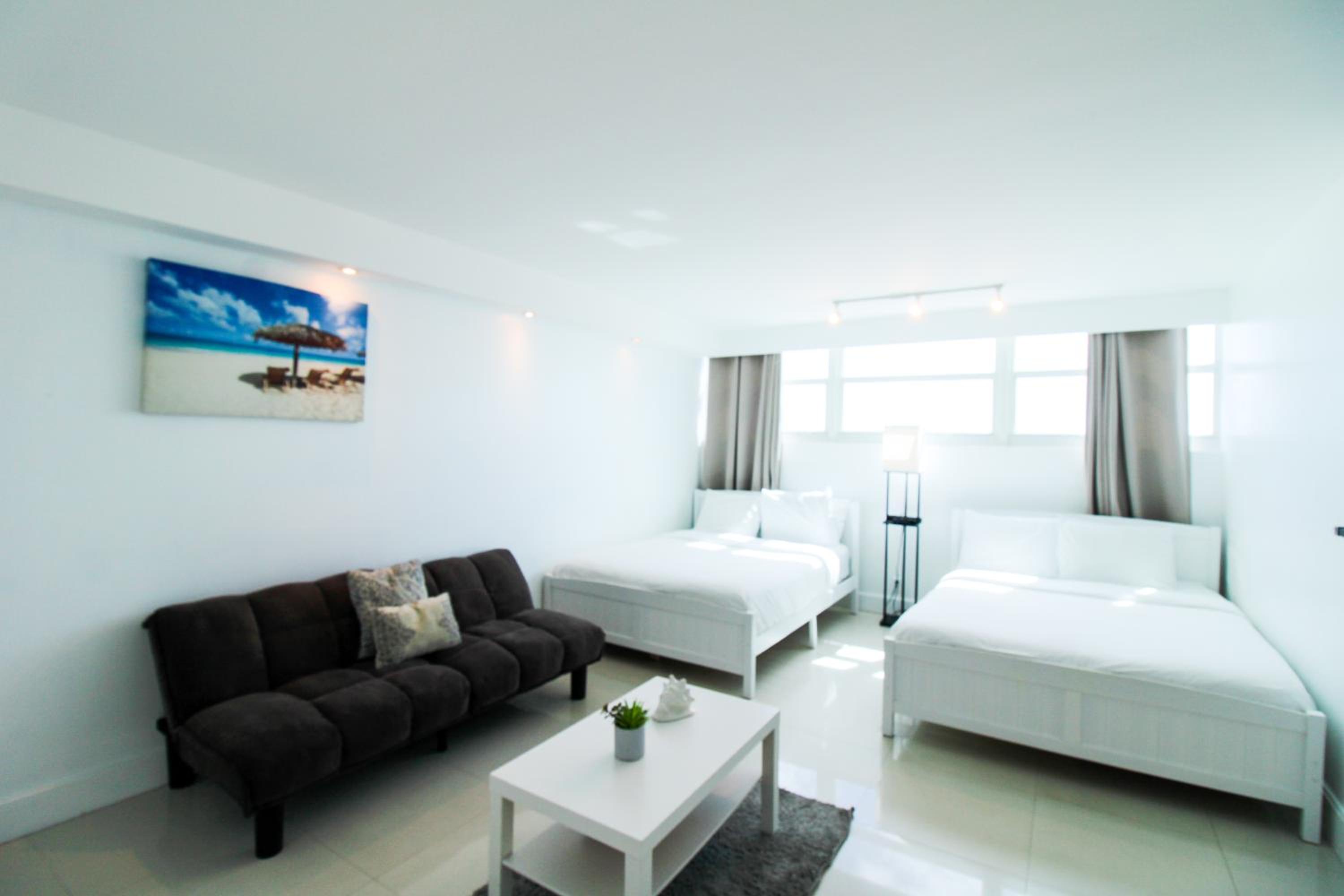Oceanfront Studio with Pool, Beach Access and FREE Parking