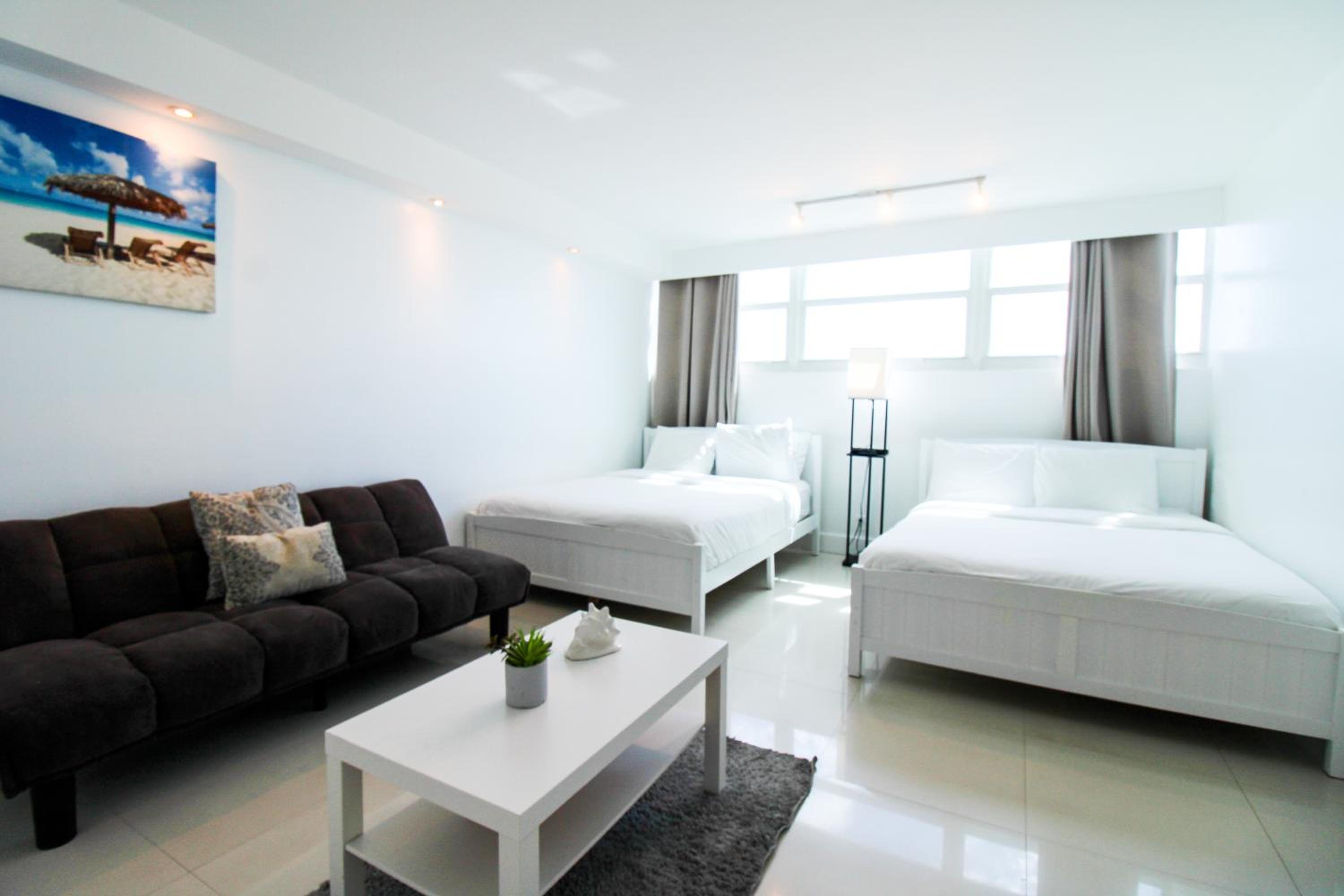 Oceanfront Studio with Pool, Beach Access and FREE Parking