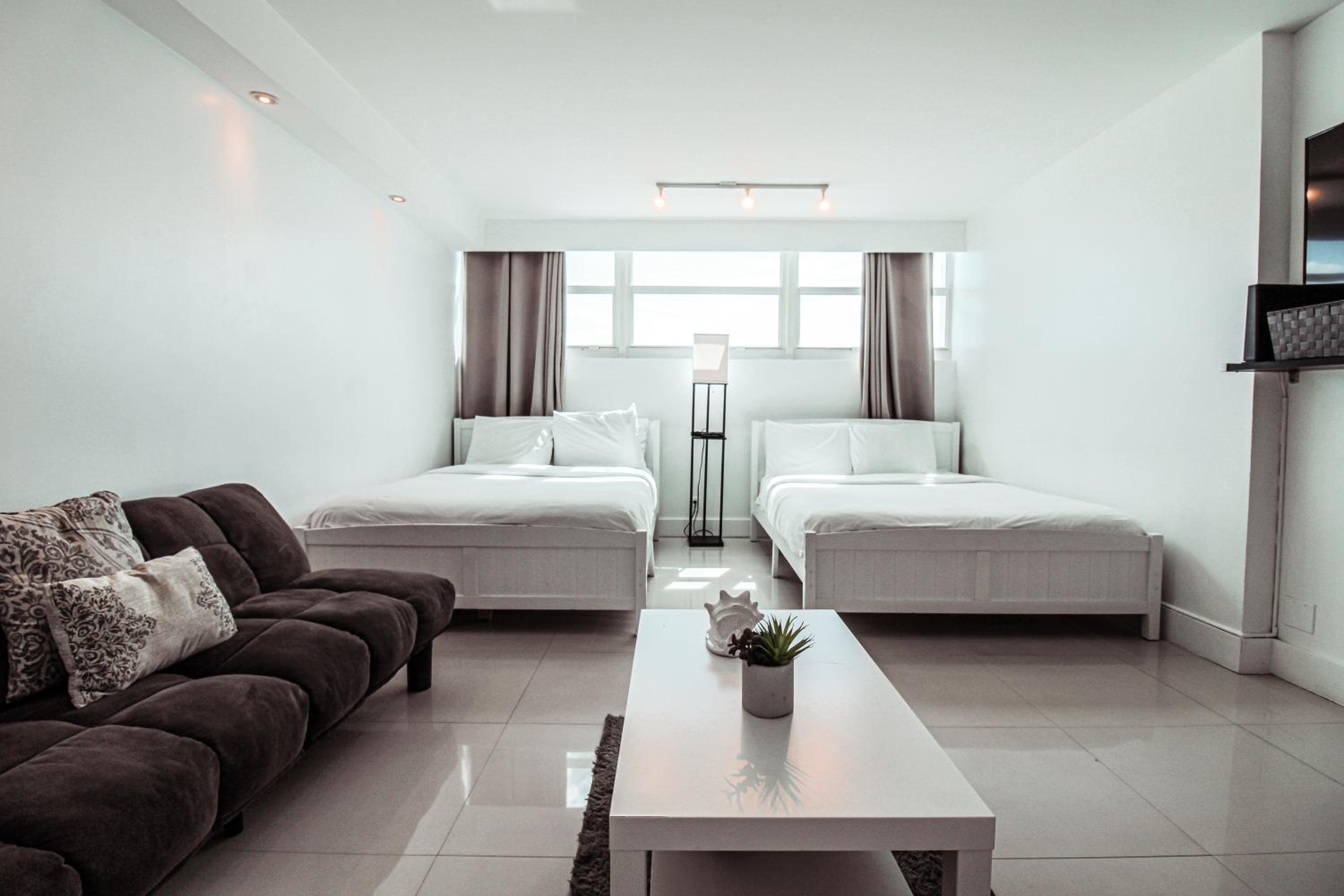 Oceanfront Studio with Pool, Beach Access and FREE Parking