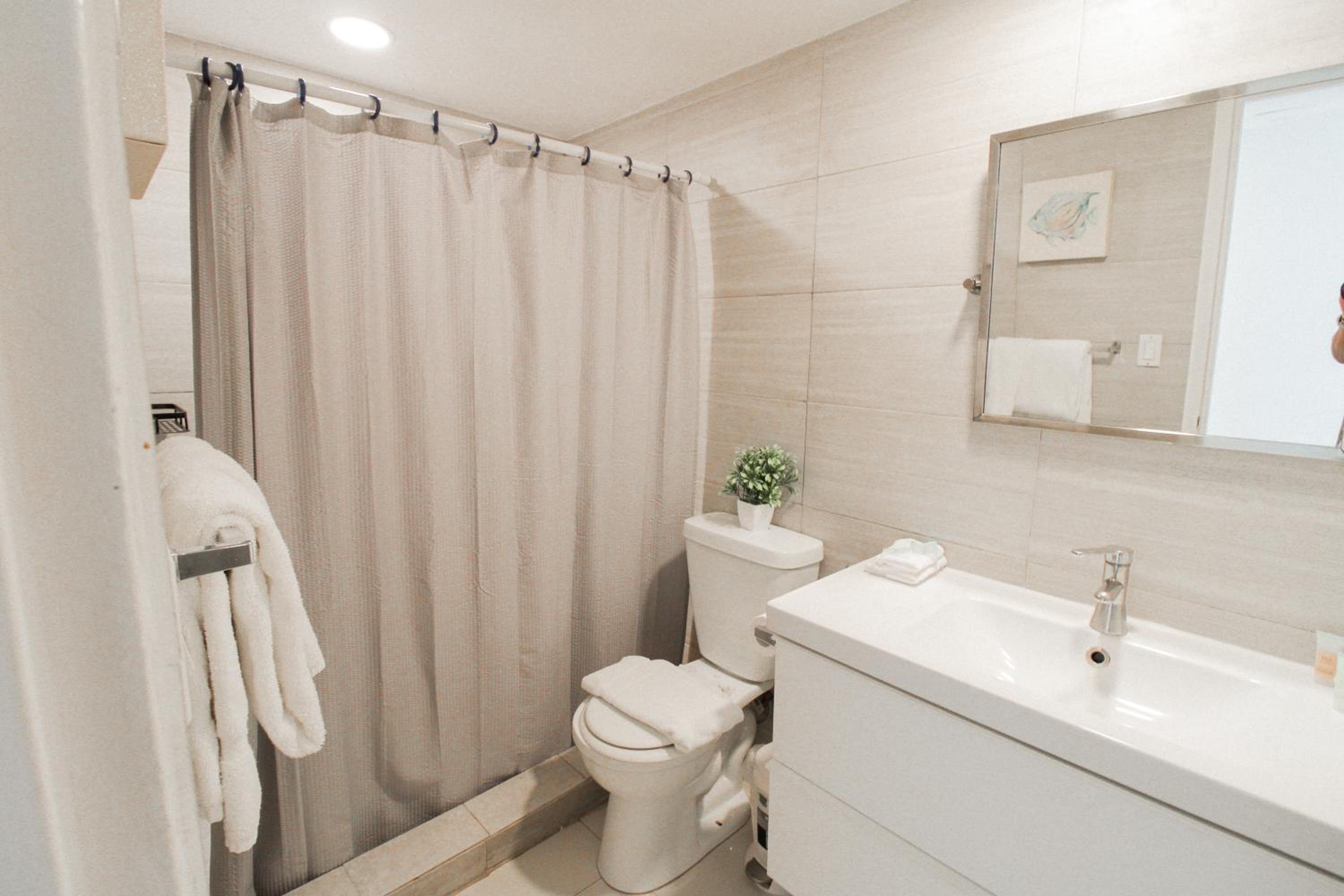 Oceanfront Studio with Pool, Beach Access and FREE Parking