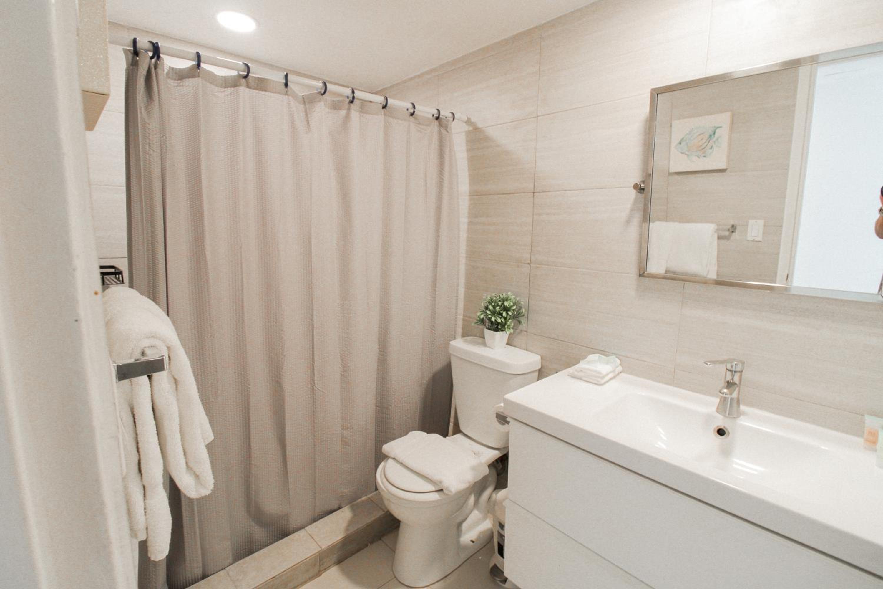 Oceanfront Studio with Pool, Beach Access and FREE Parking