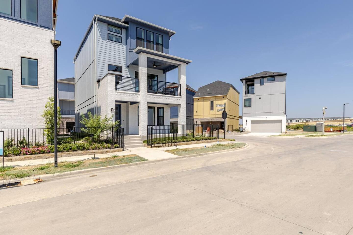 Modern 3BR Lake House in Rowlett view 5