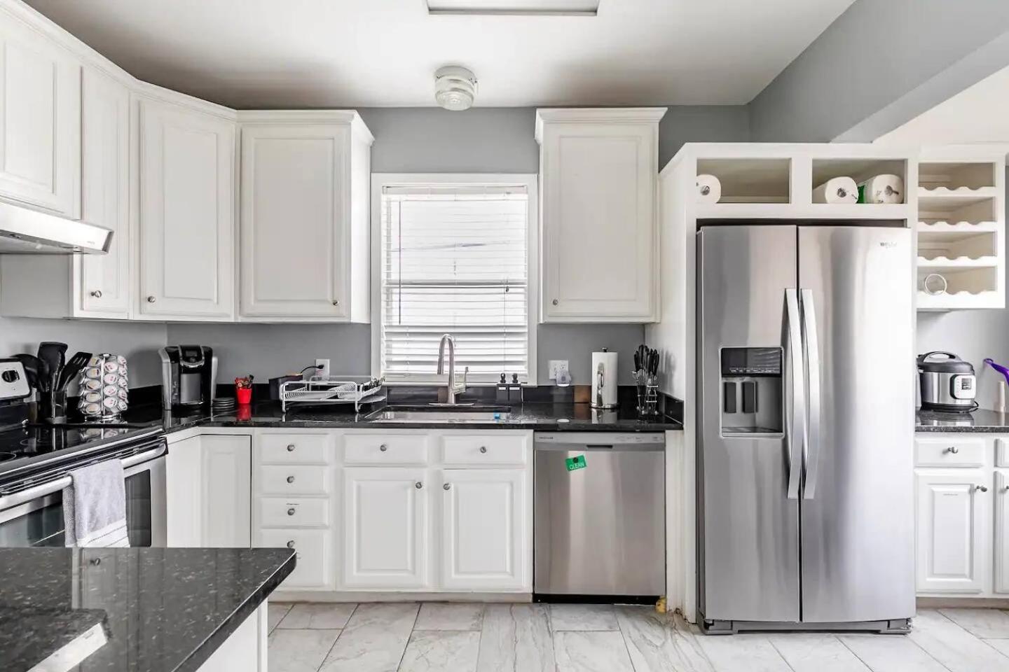 Charming 4BR Duplex in Oak Lawn Private Backyard view 2