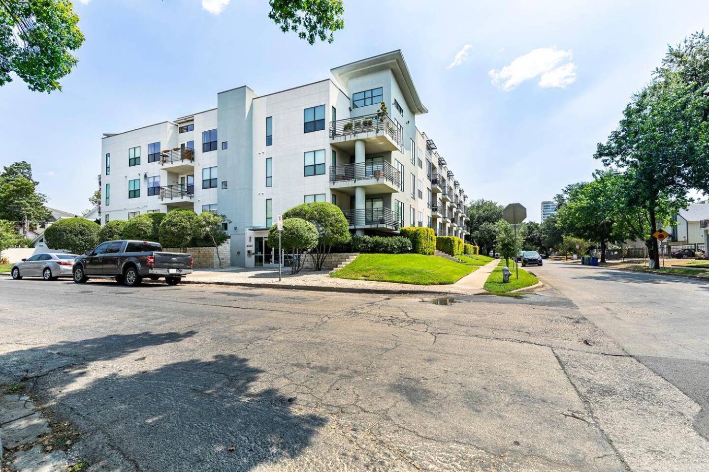 2 BR Oak Lawn Condo WFH Setups Gated Parking view 4