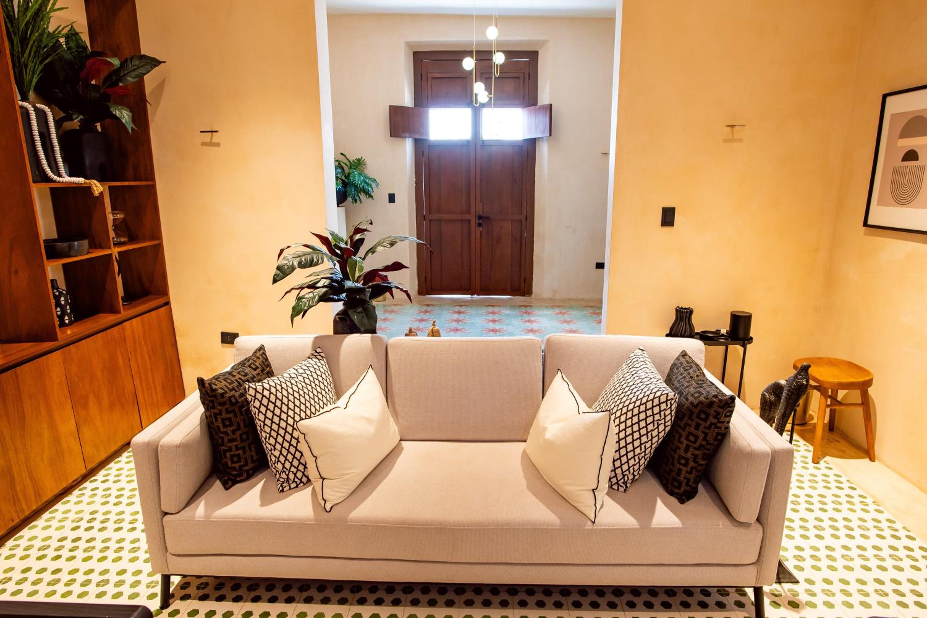 Spectacular newly remodelled Colonial House with plunge pool view 4