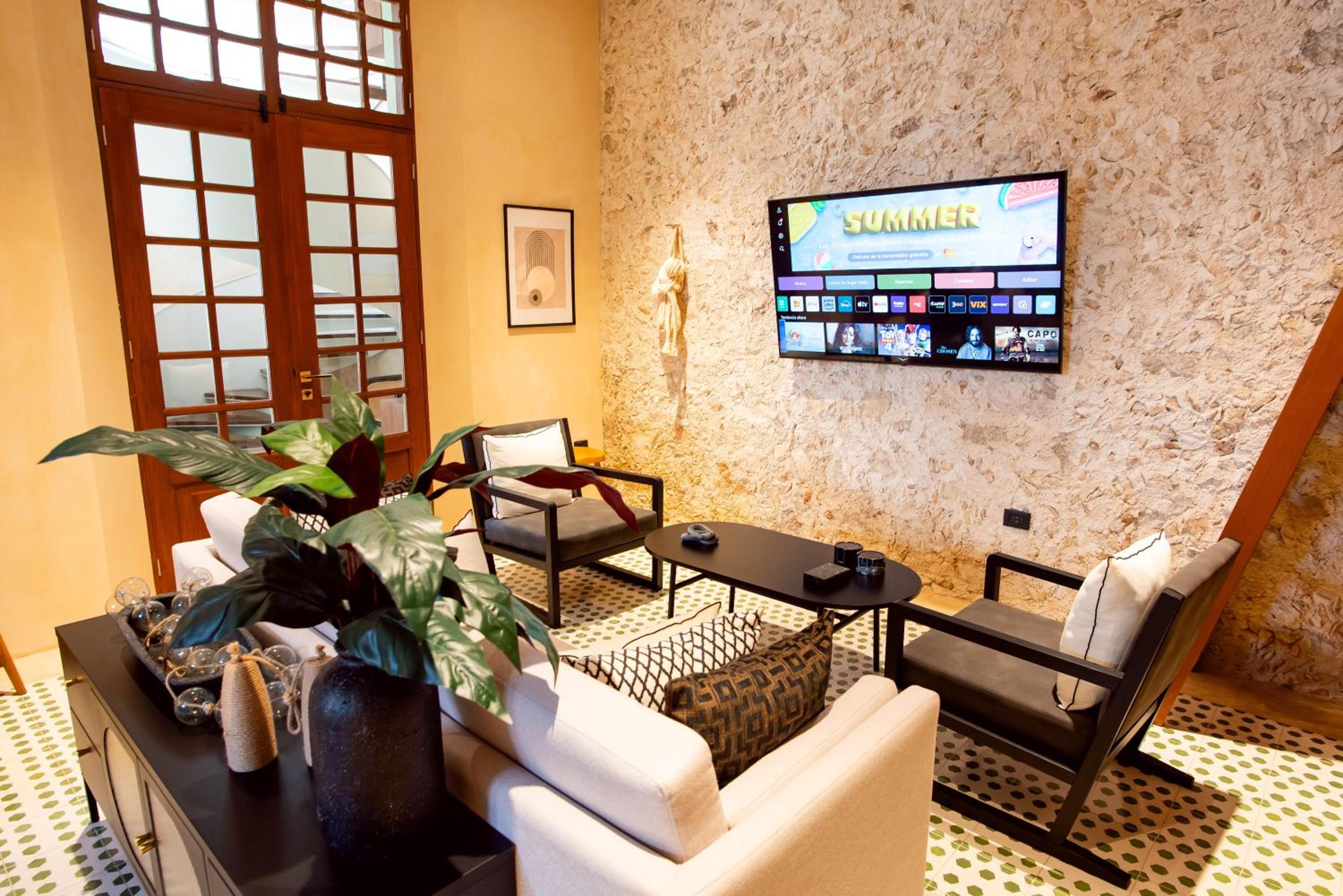 Spectacular newly remodelled Colonial House with plunge pool view 2