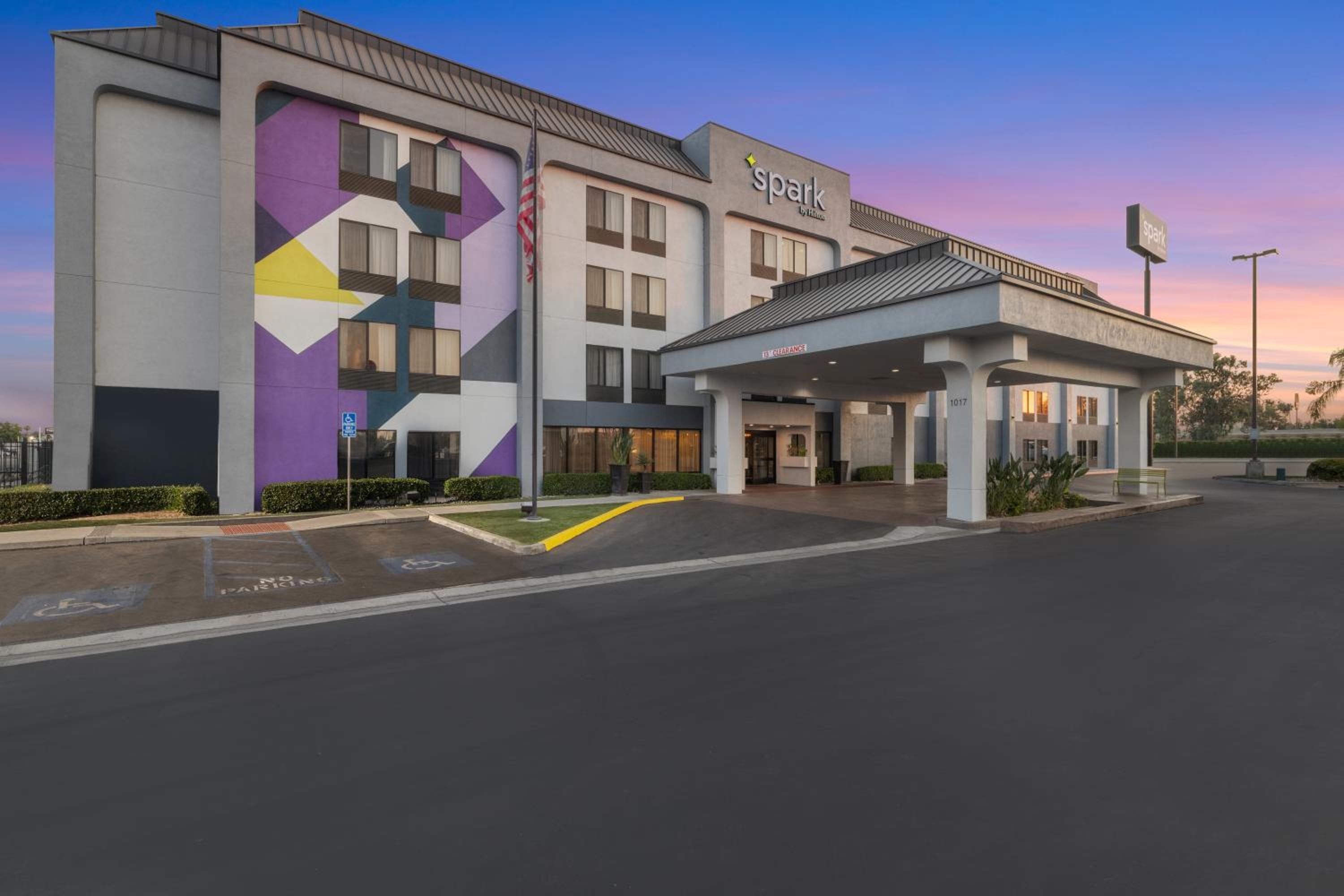 Hotel Spark by Hilton Bakersfield Central - Image 1