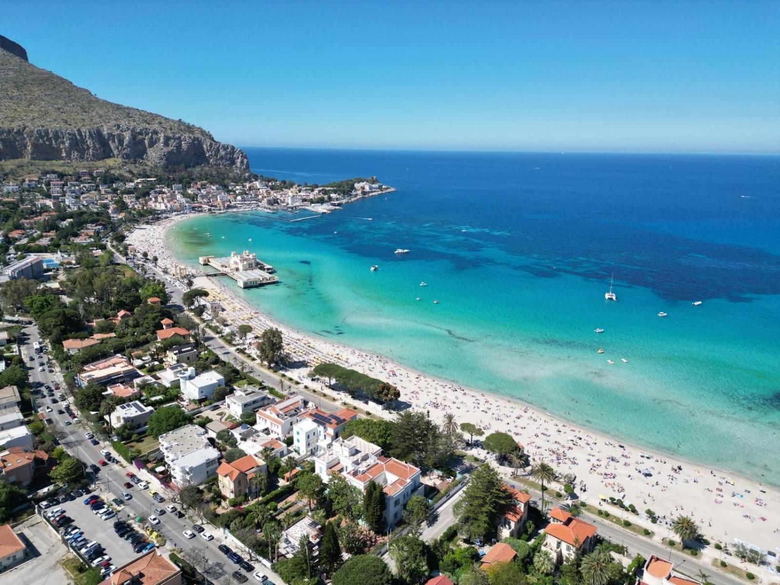 More Holidays Beach en Mondello — other
