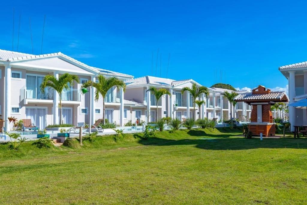 Casa toda climatizada com 2 suítes, gourmet privativo e internet 300MBPS no Residencial Monte das Oliveiras em Arraial D'Ajuda , condomínio com piscinas, s